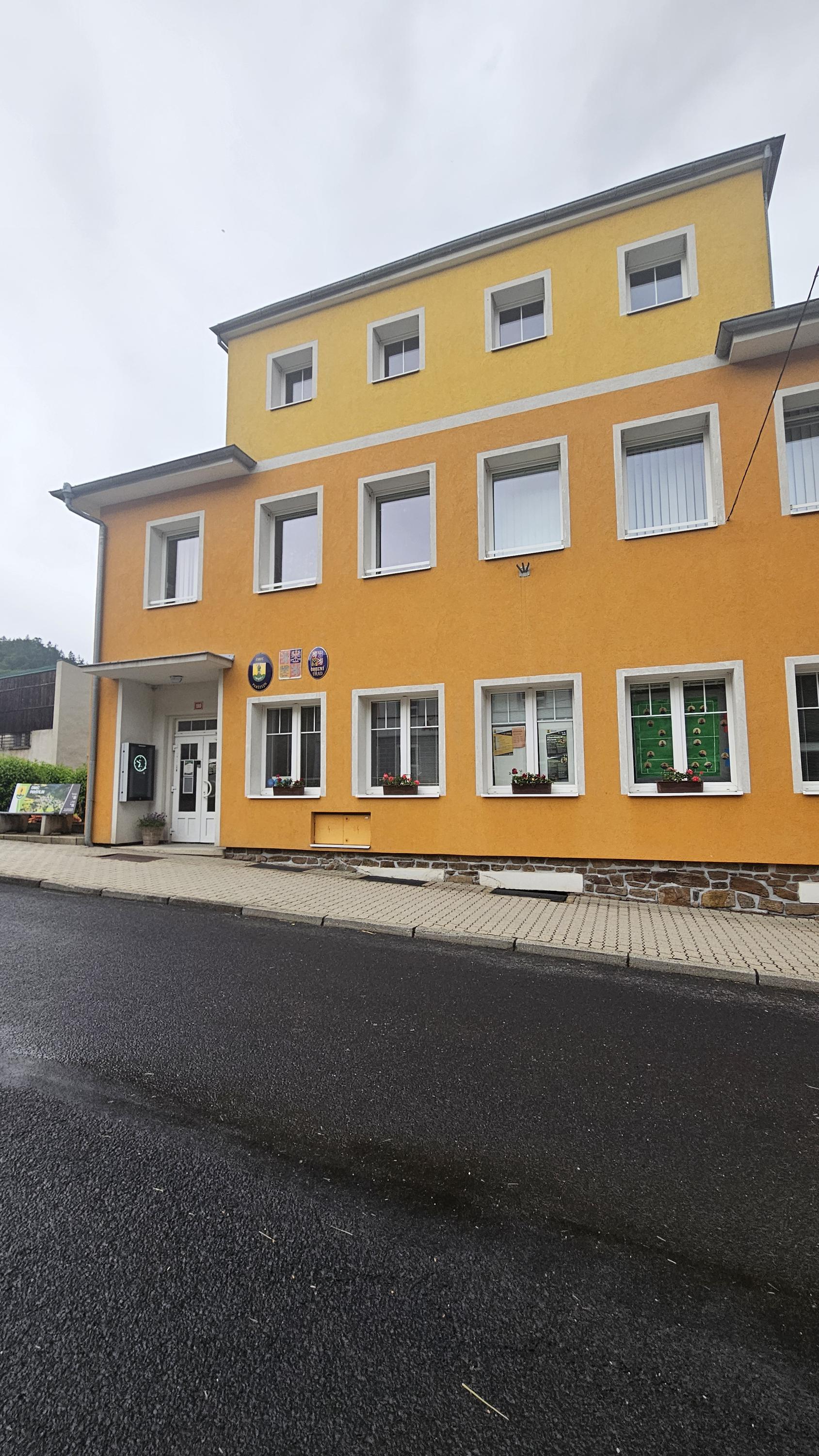 Perštejn - obecní úřad foto 4