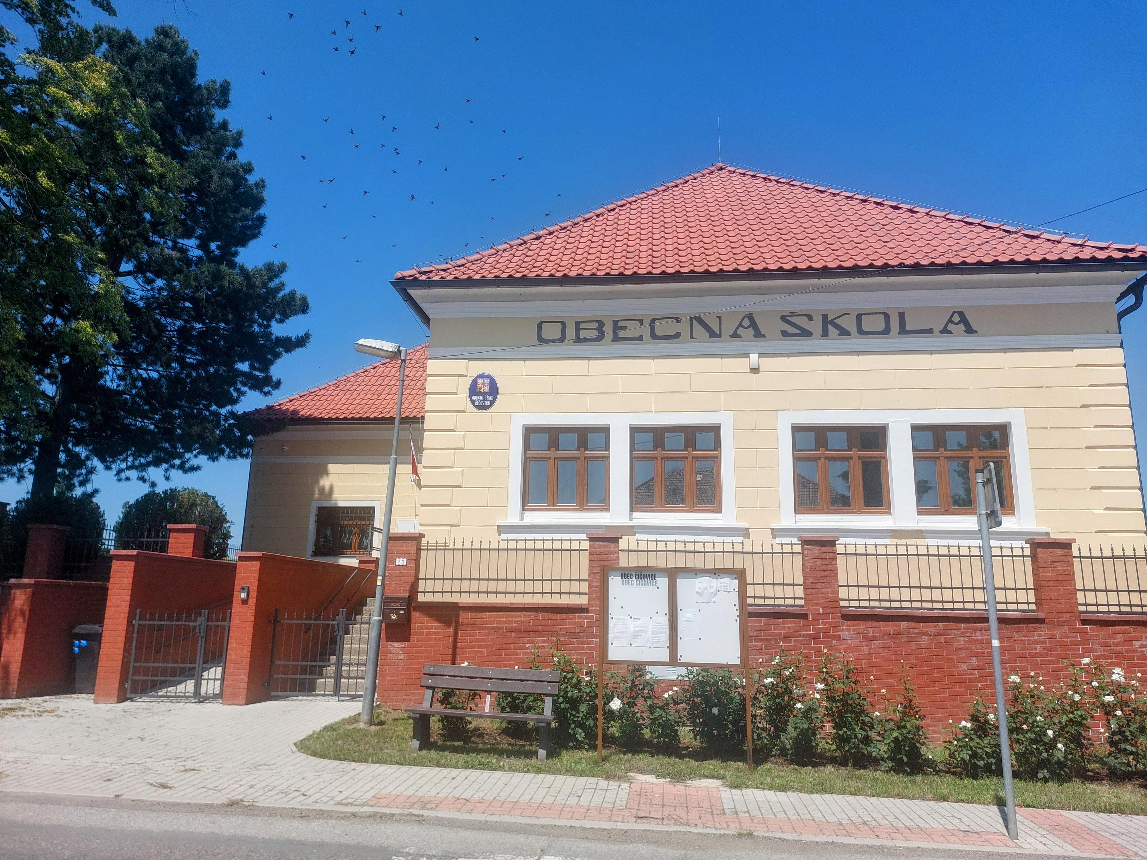 Číčovice - obecní úřad foto 4