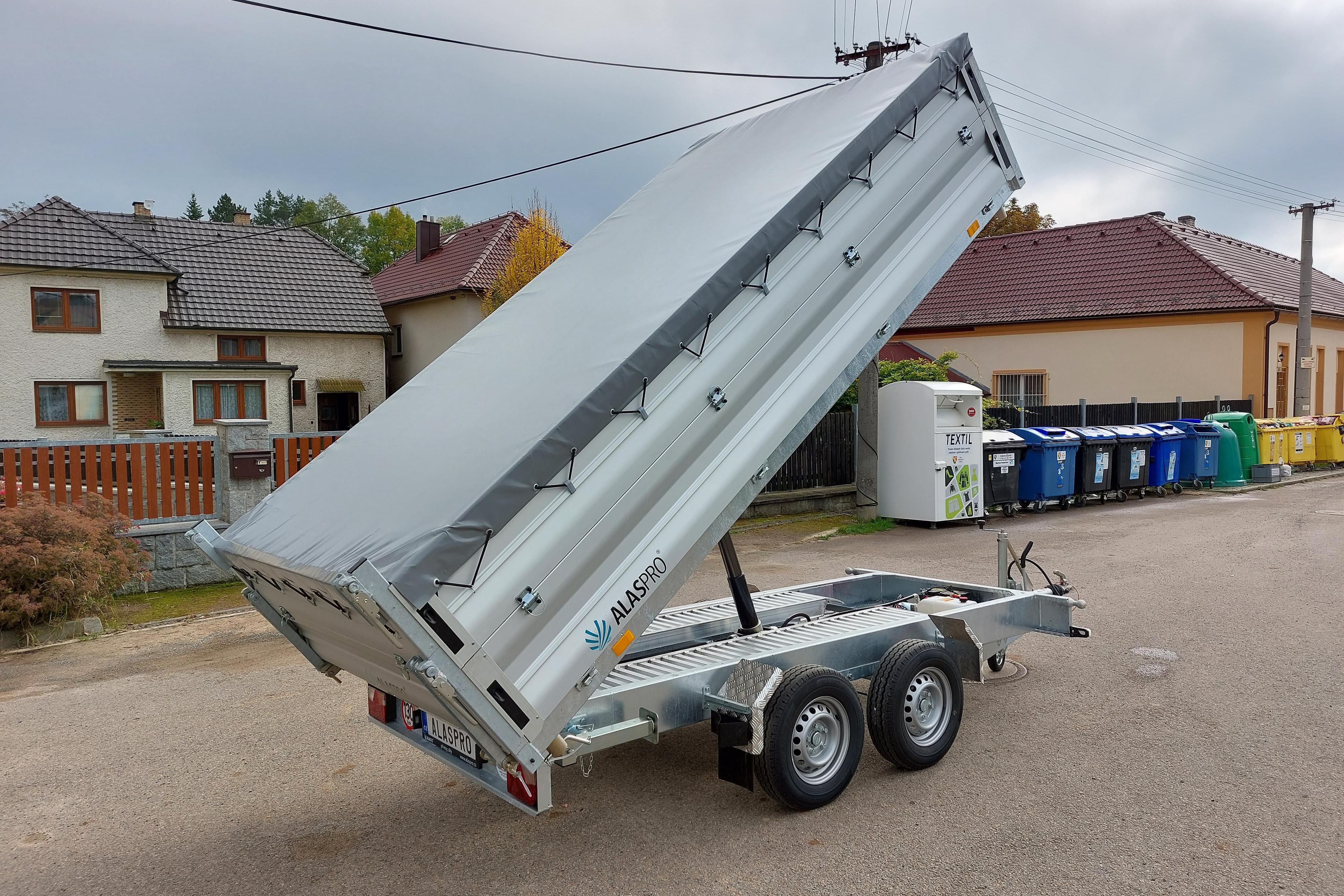 Třístranný sklápěcí přívěs s nástavbou bočnic