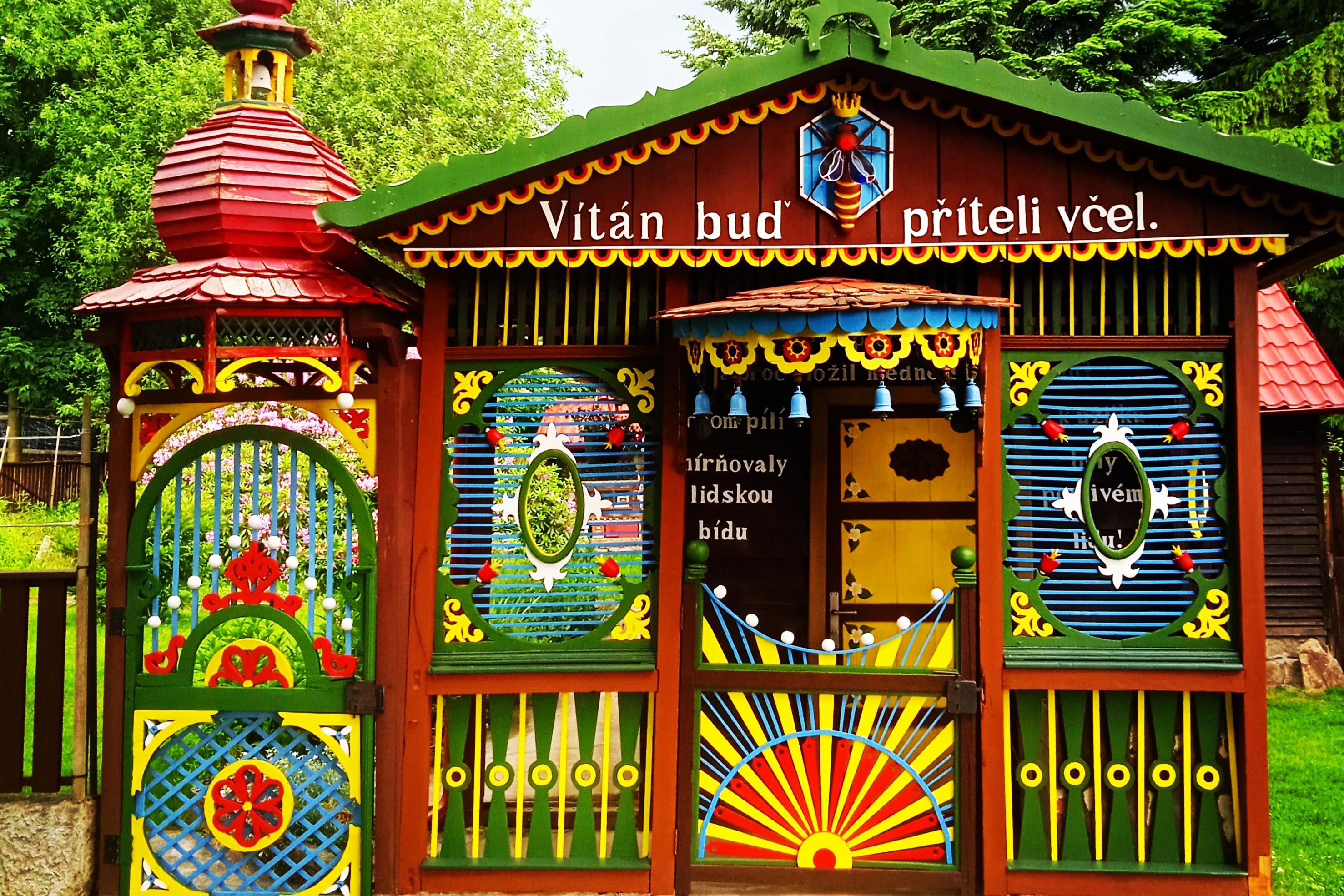 Machův malovaný a vyřezávaný včelín v Krušlově