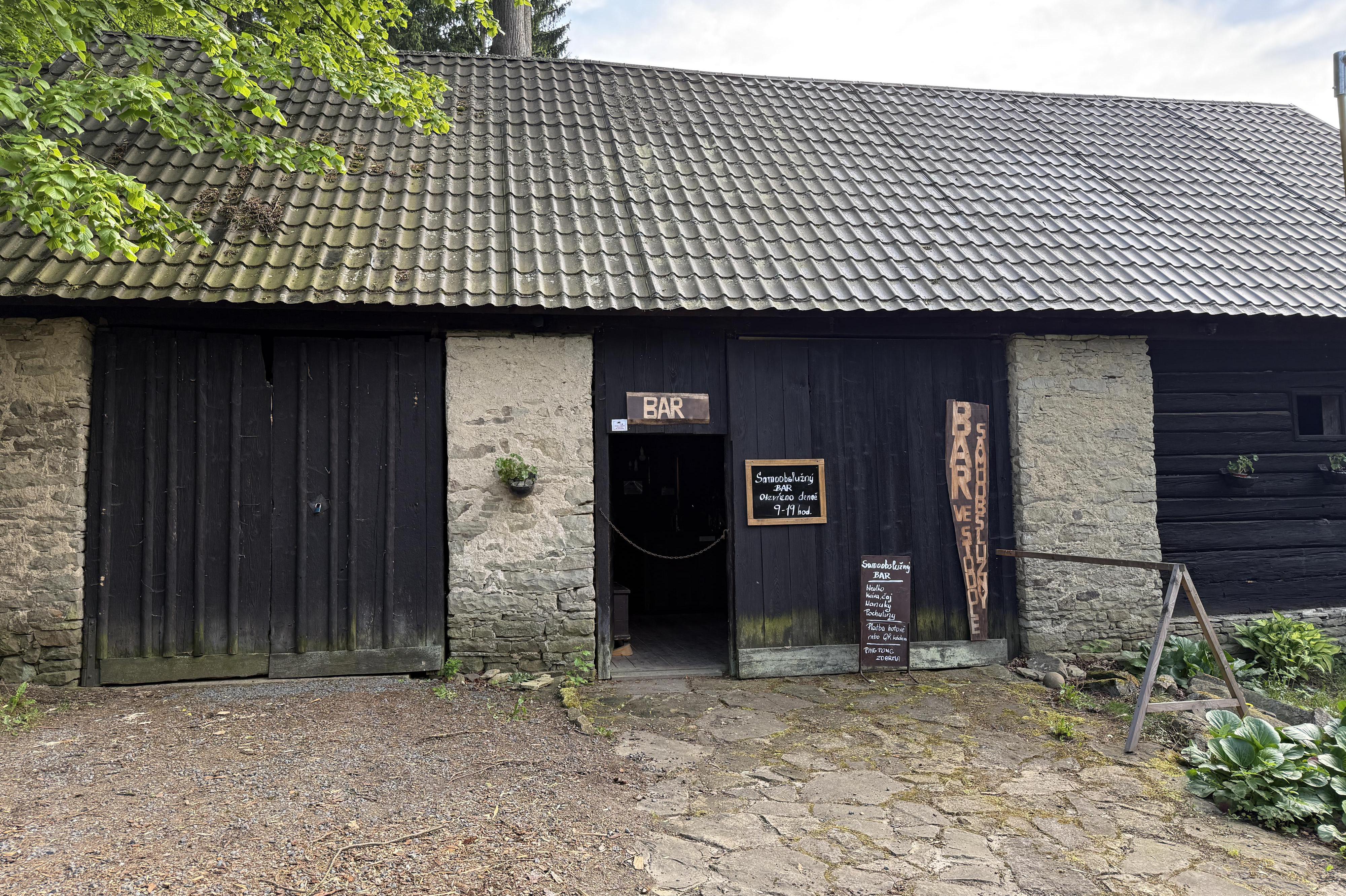 Samoobslužný bar ve stodole
