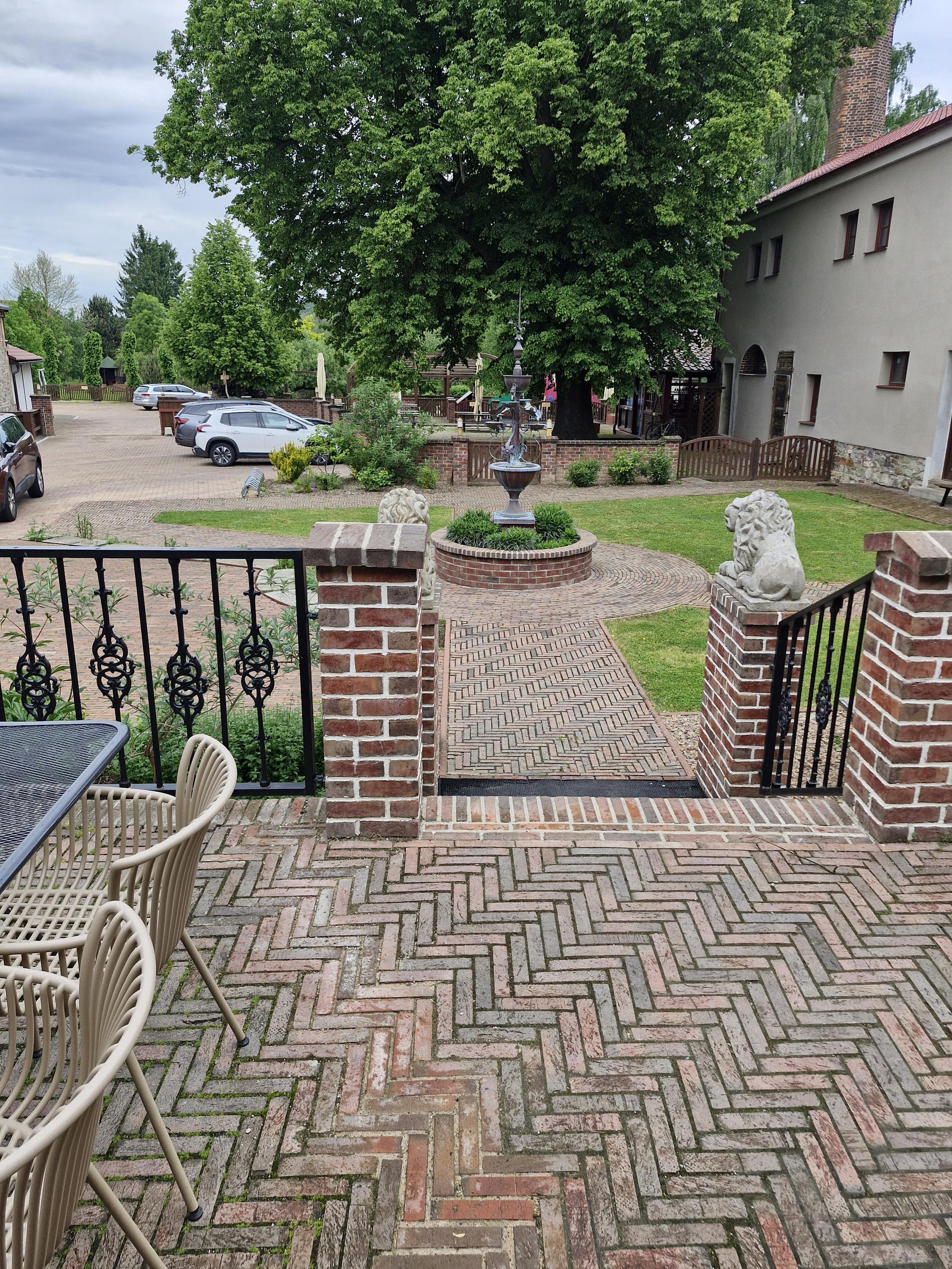 Restaurace Zbirožský Dvůr