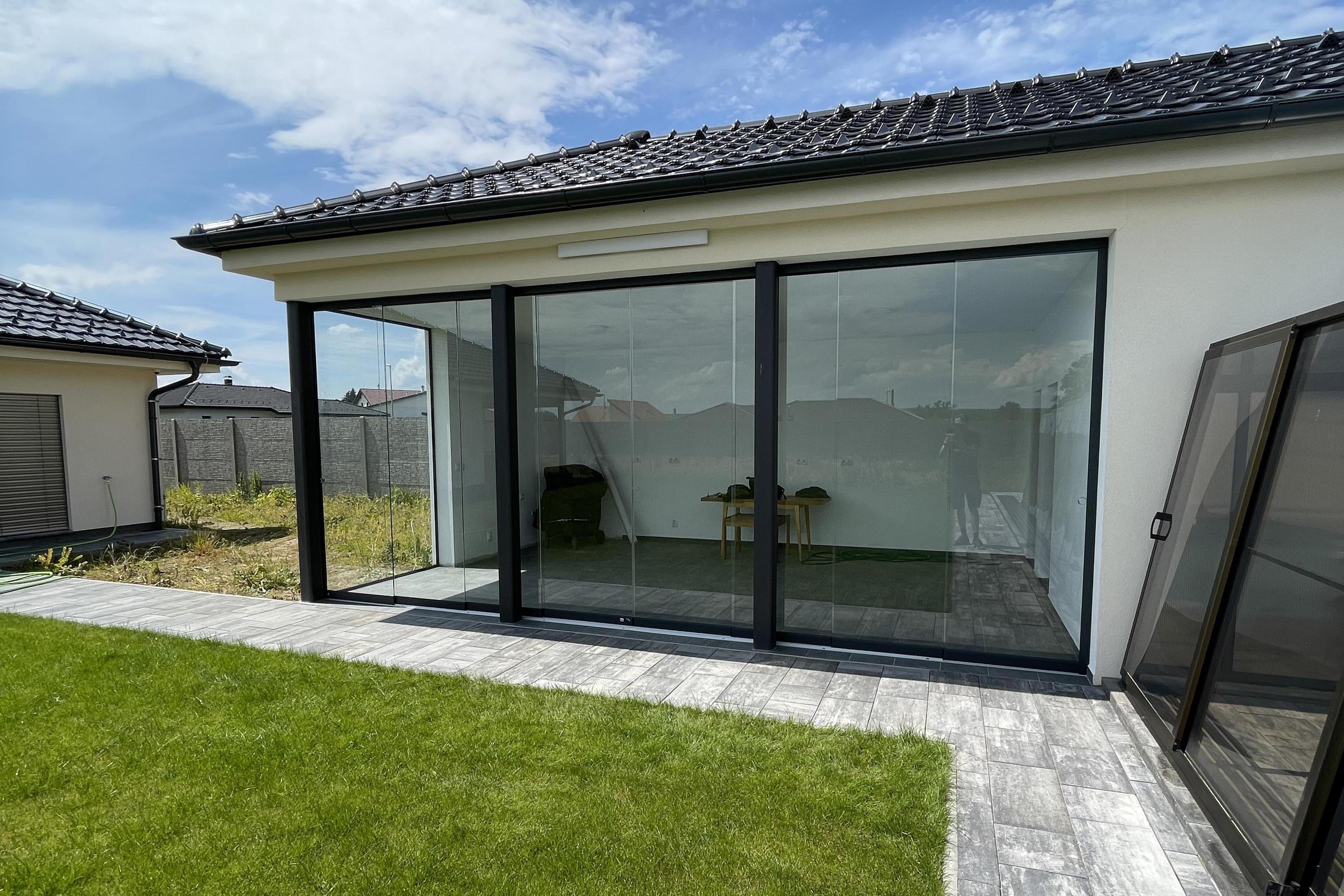Bezrámové zasklení do terasy či pergoly