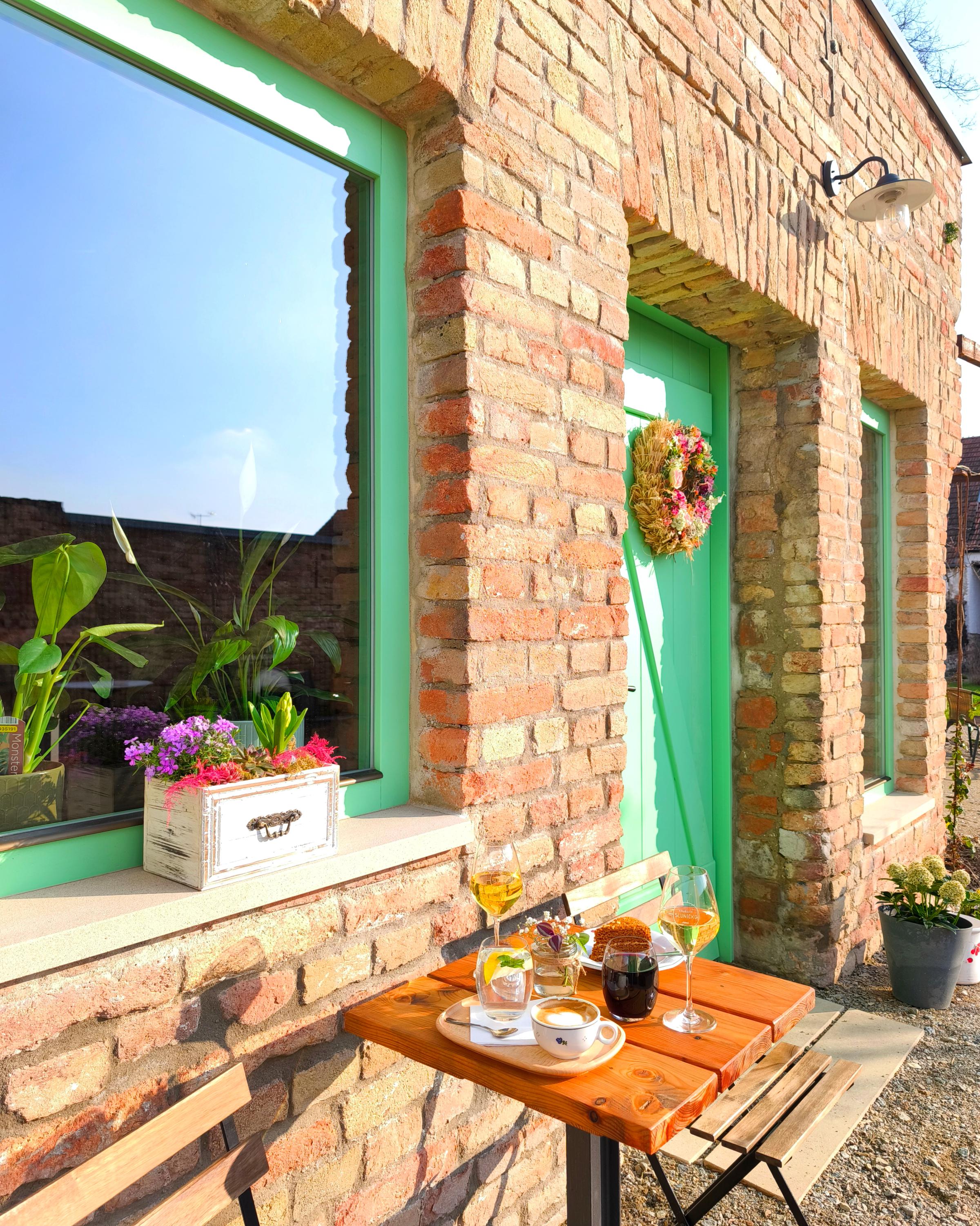 Kavárna a vinný bar Na zahradě