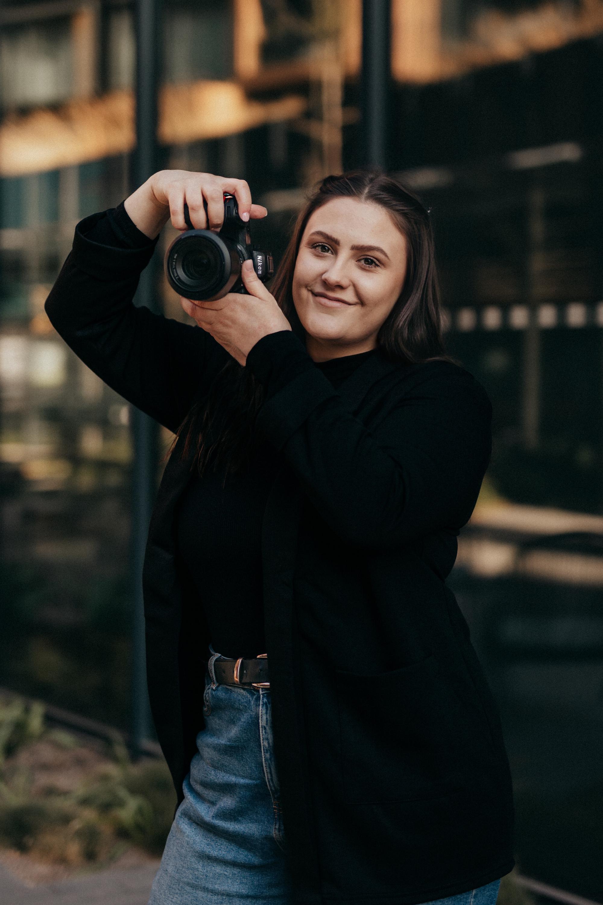 Karolína za foťákem foto 2