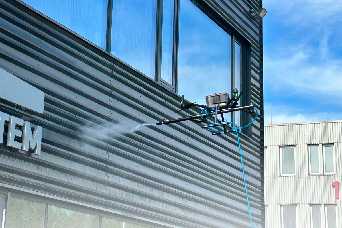 DroneBros | Čištěním fasád a solárních panelů dronem foto 1