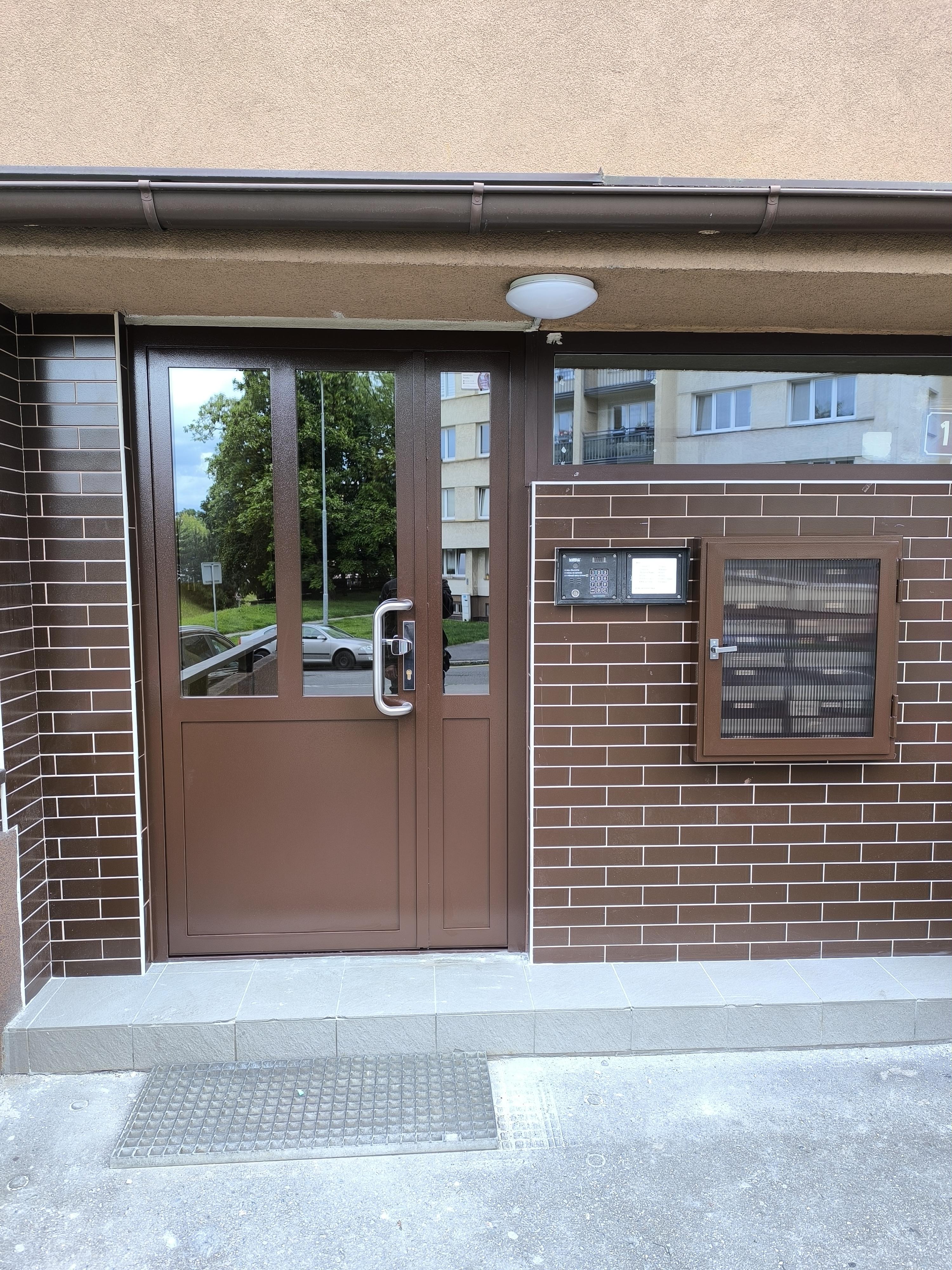 Výroba vchodových dveří z Jansen profilů