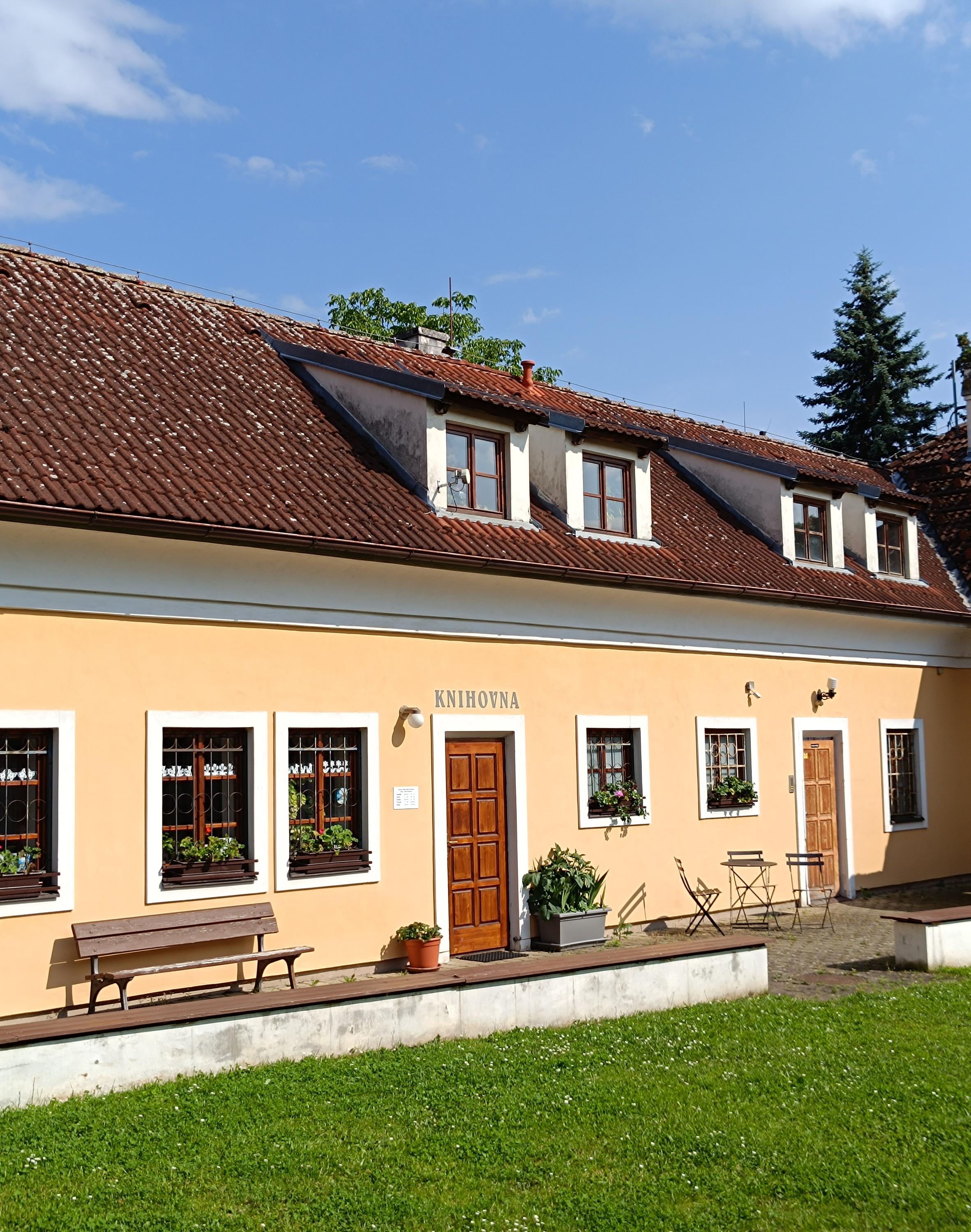 Místní knihovna Praha - Dolní Počernice foto 4