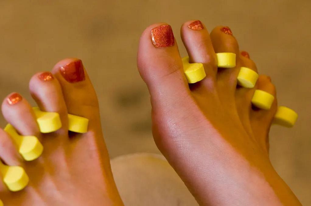 Základní pedikúra s lakováním nehtů