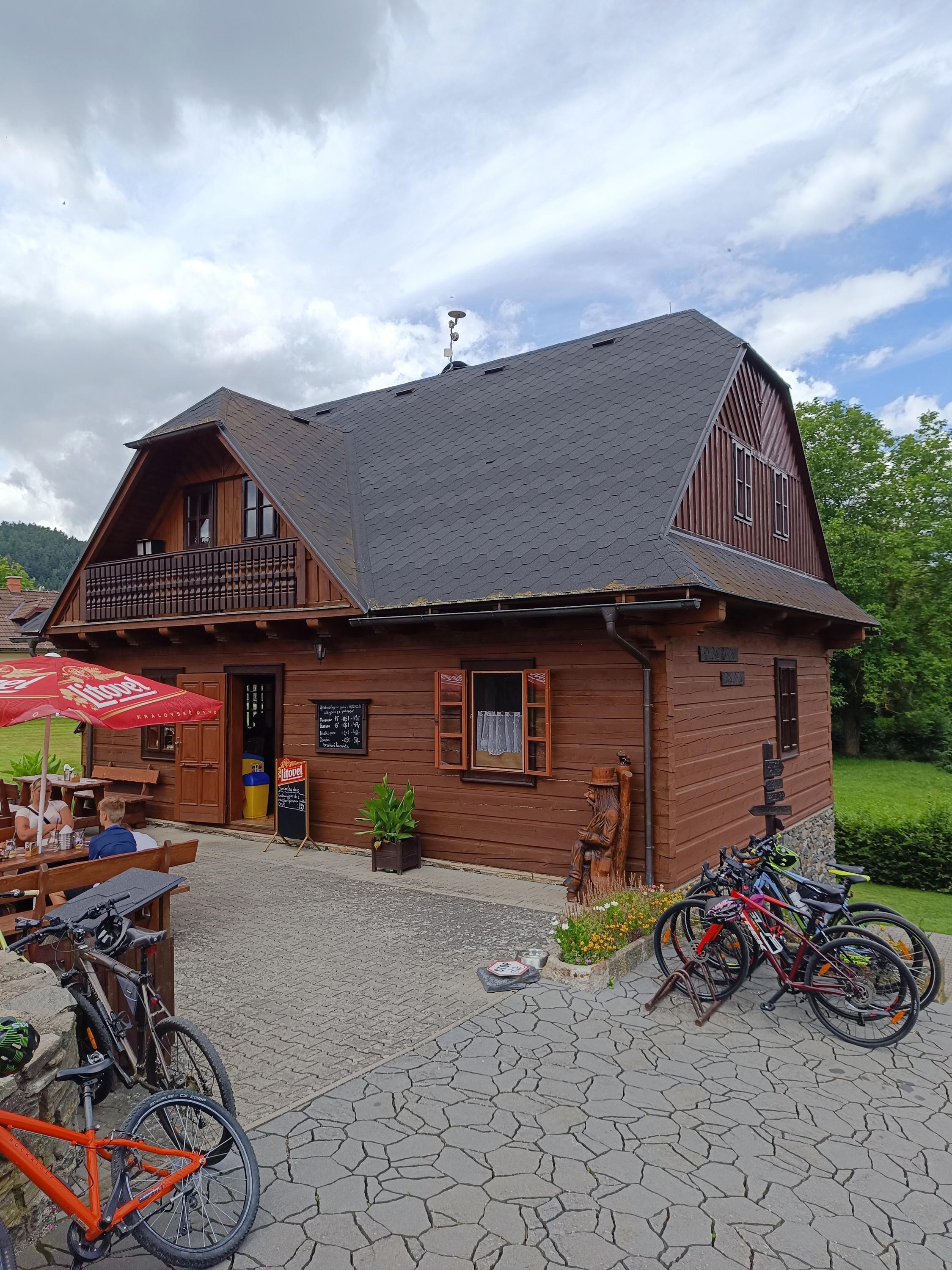 Roubenka u rybníka s rybolovem foto 3