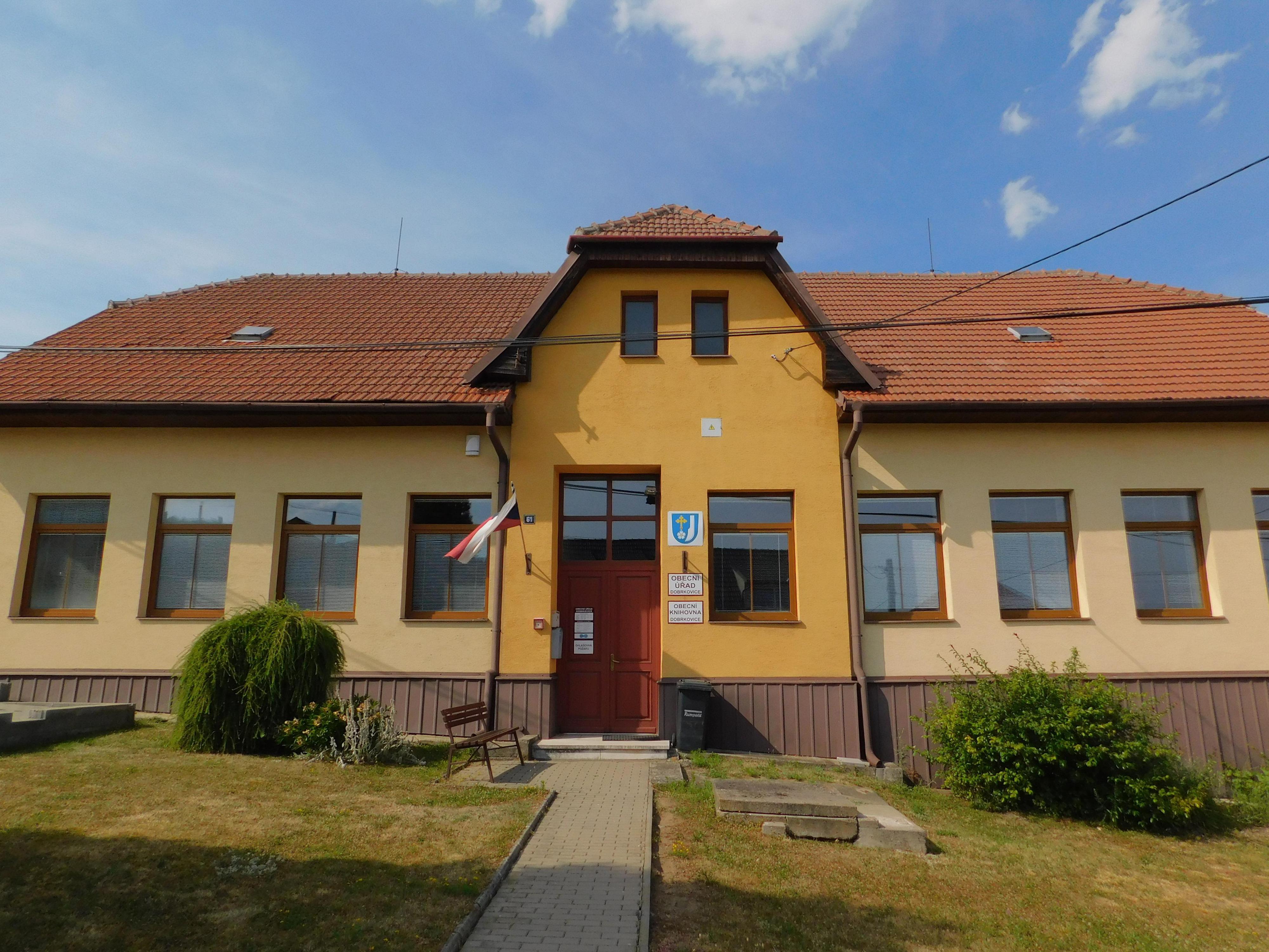 Dobrkovice - obecní úřad foto 2
