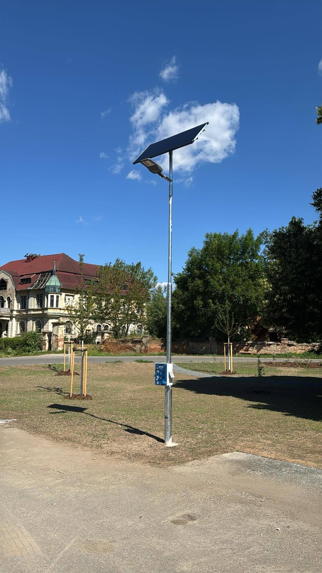 Multifunkční dobíjecí stanice MINI SPOT foto 2