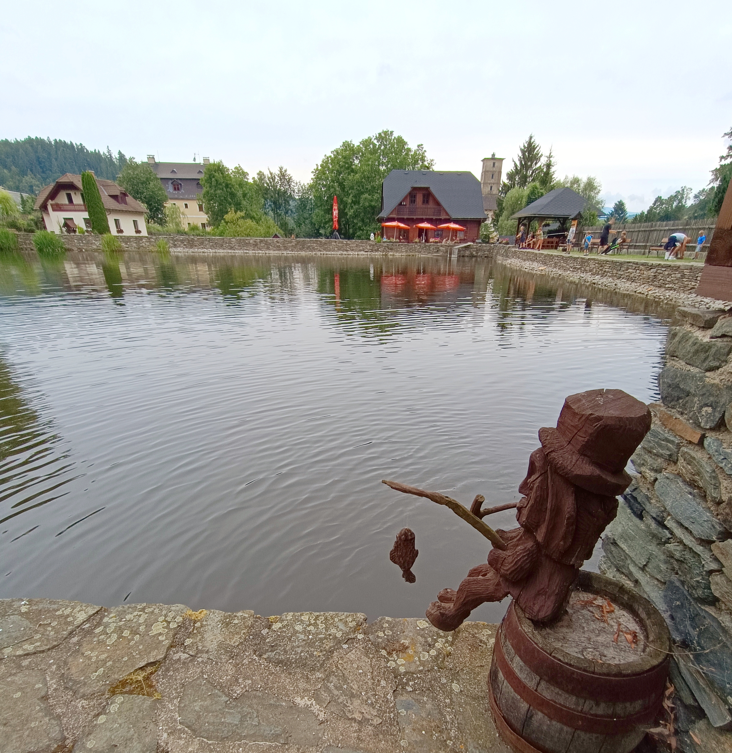 Roubenka u rybníka s rybolovem foto 2