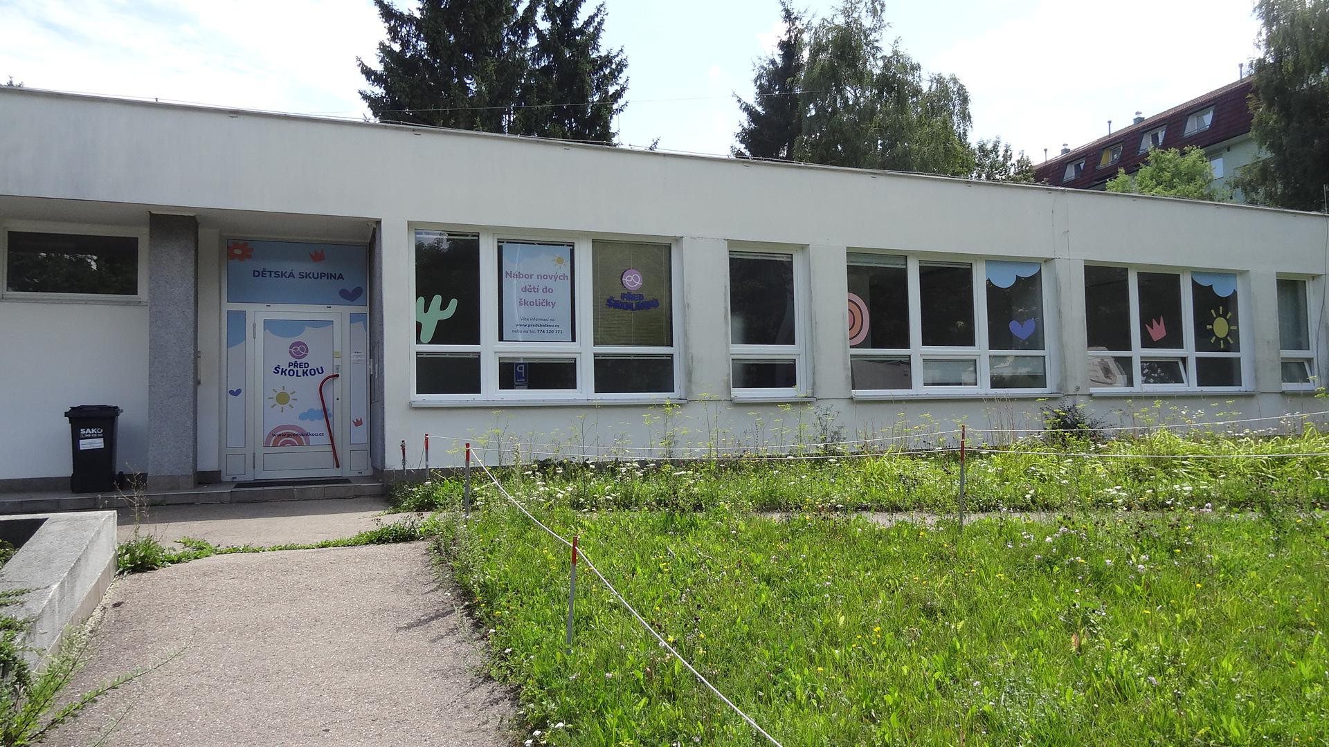 Před školkou - dětská skupina foto 2