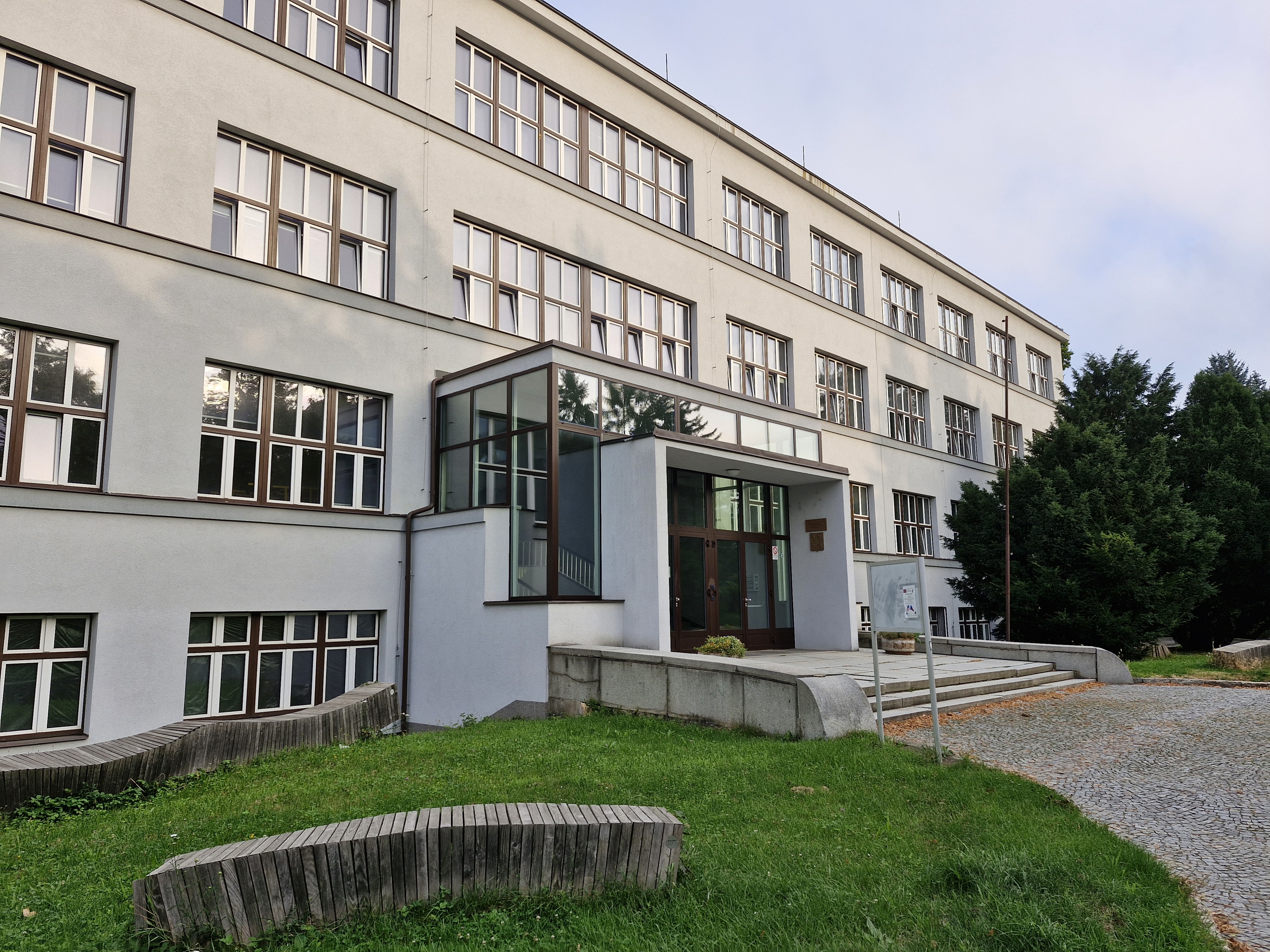 Gymnázium,  Říčany, Komenského náměstí foto 6