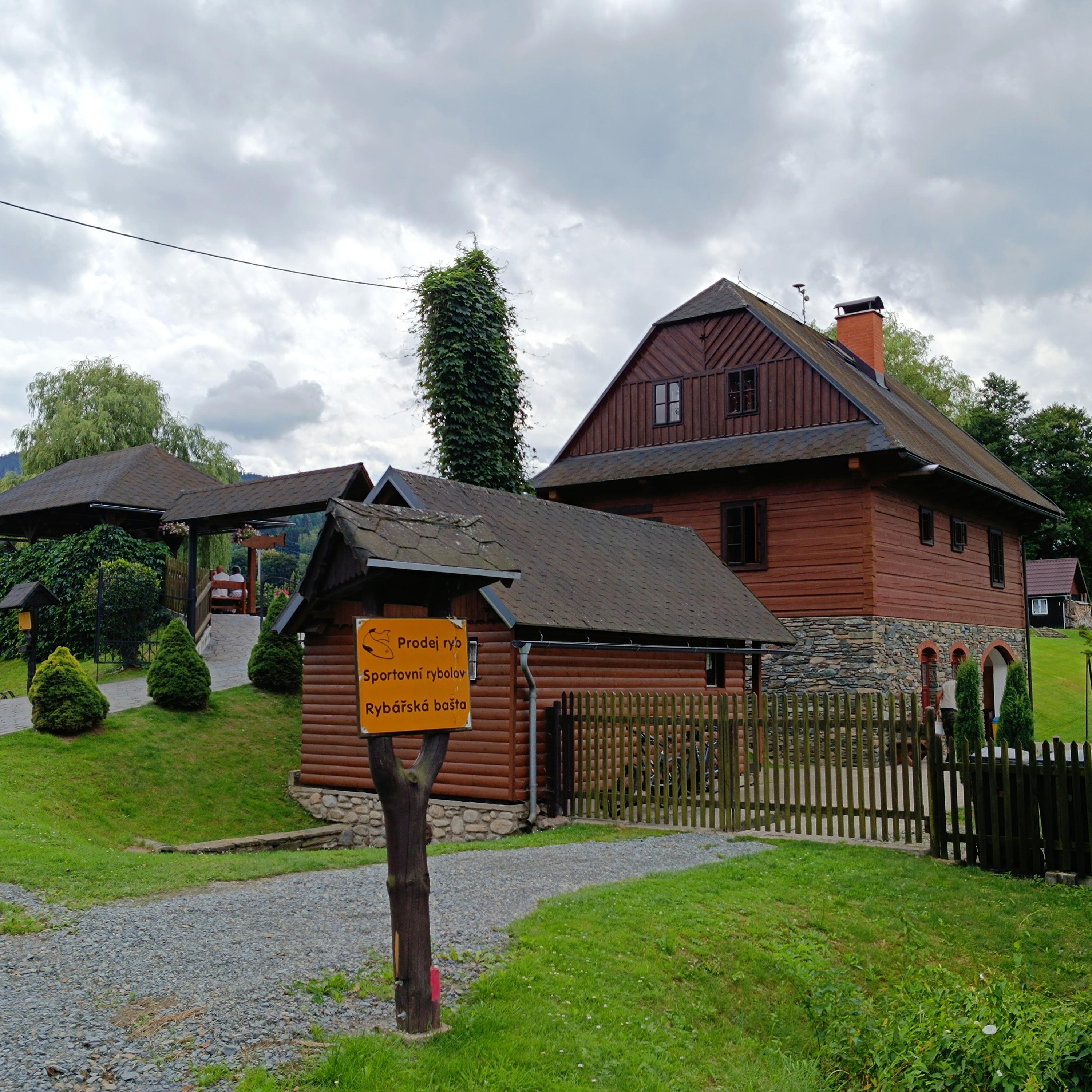 Roubenka u rybníka s rybolovem foto 5