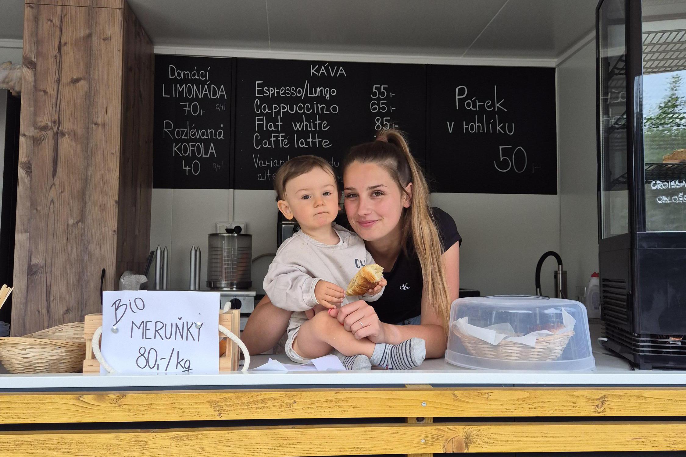 Straňanské okénko - káva, zmrzlina, croissanty, párek v rohlíku