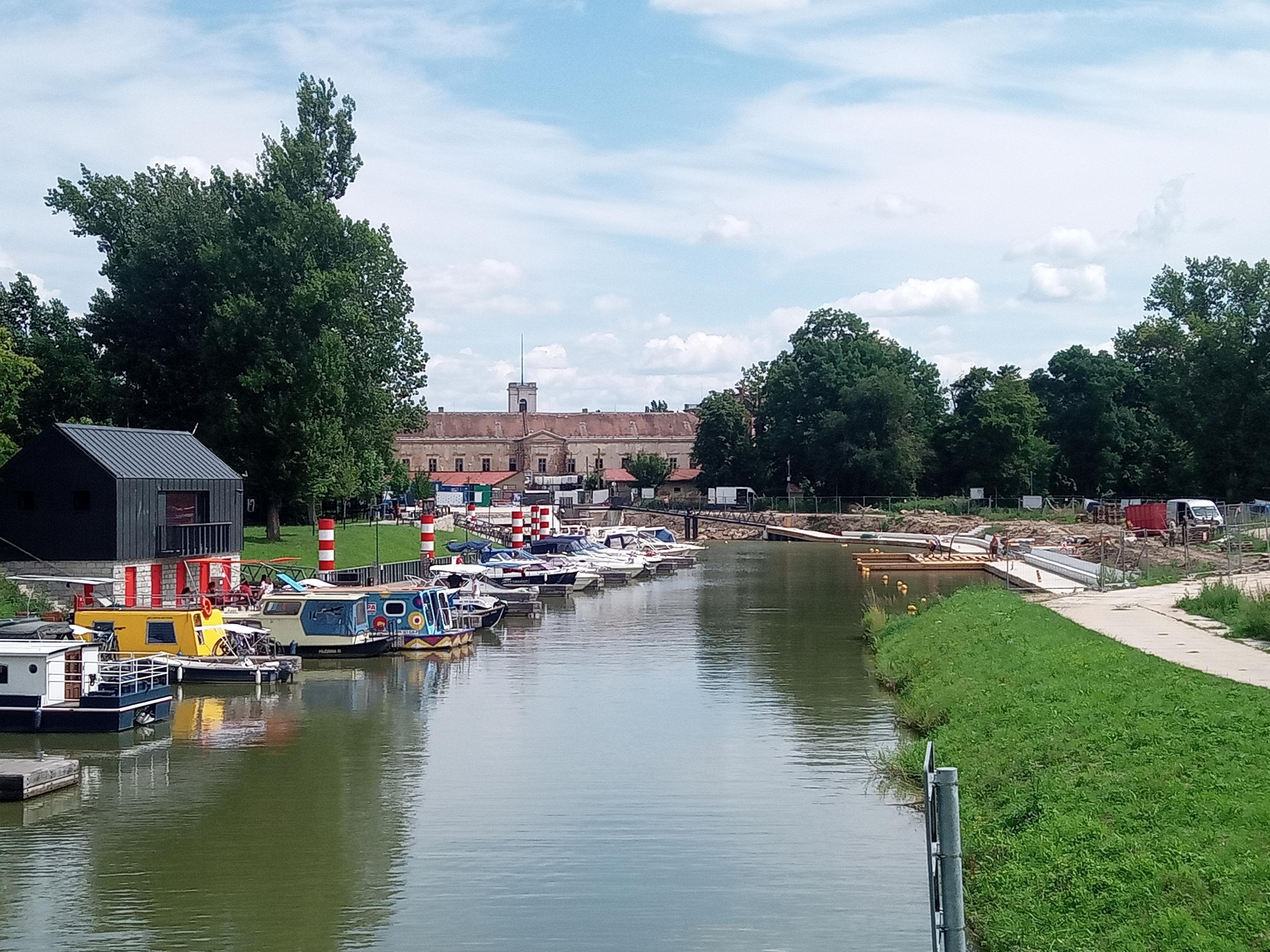 Baťův kanál přístav - půjčovna hausbótů foto 3