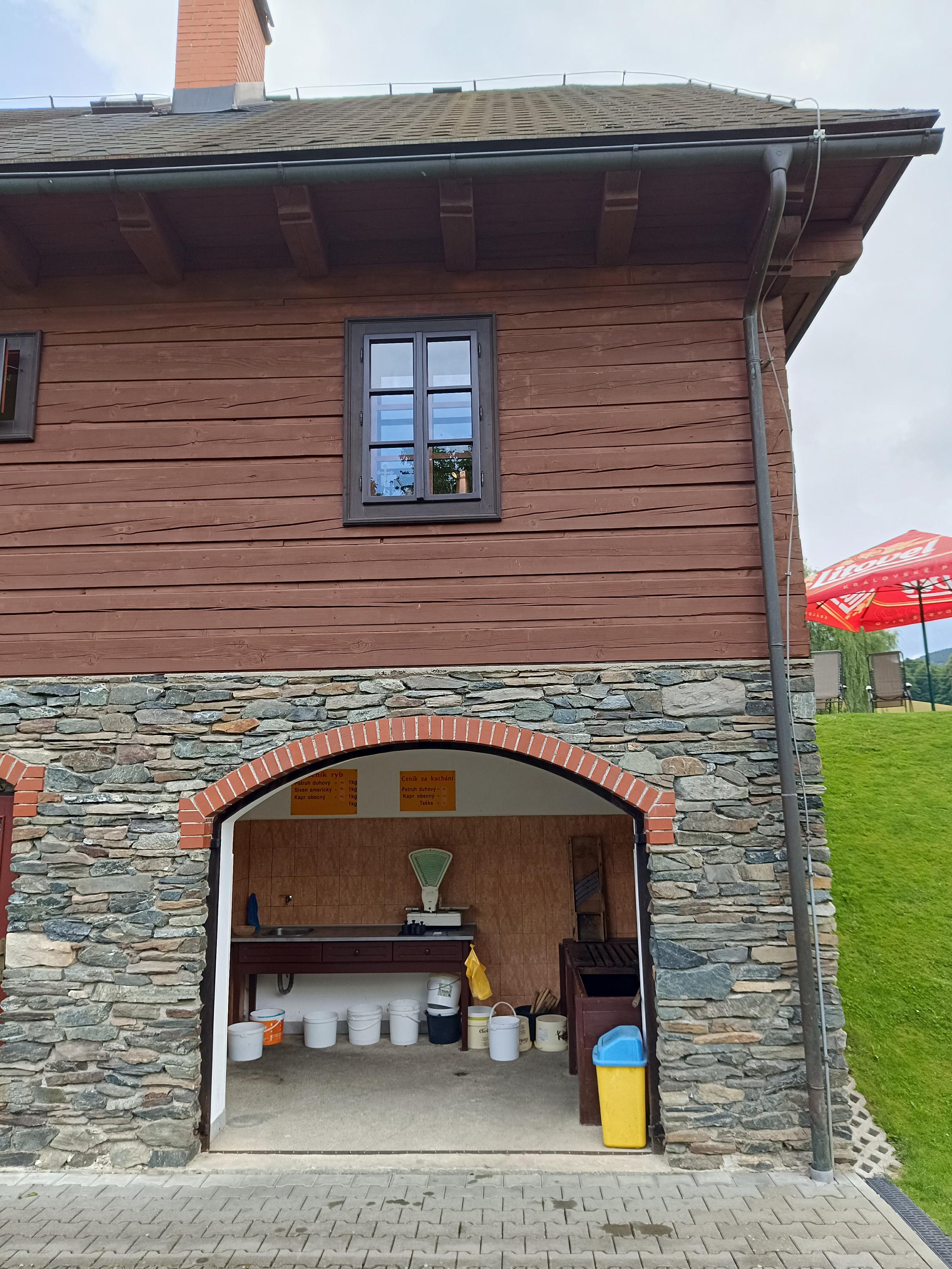 Roubenka u rybníka s rybolovem foto 6