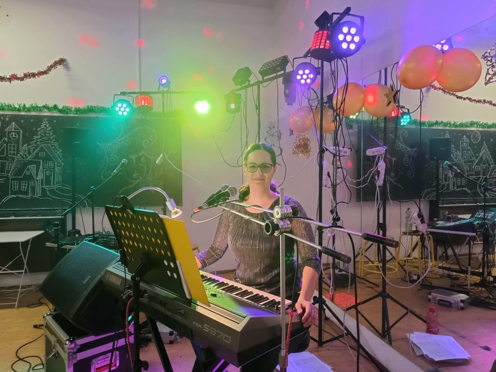 Živá hudba Nikola Hamplová