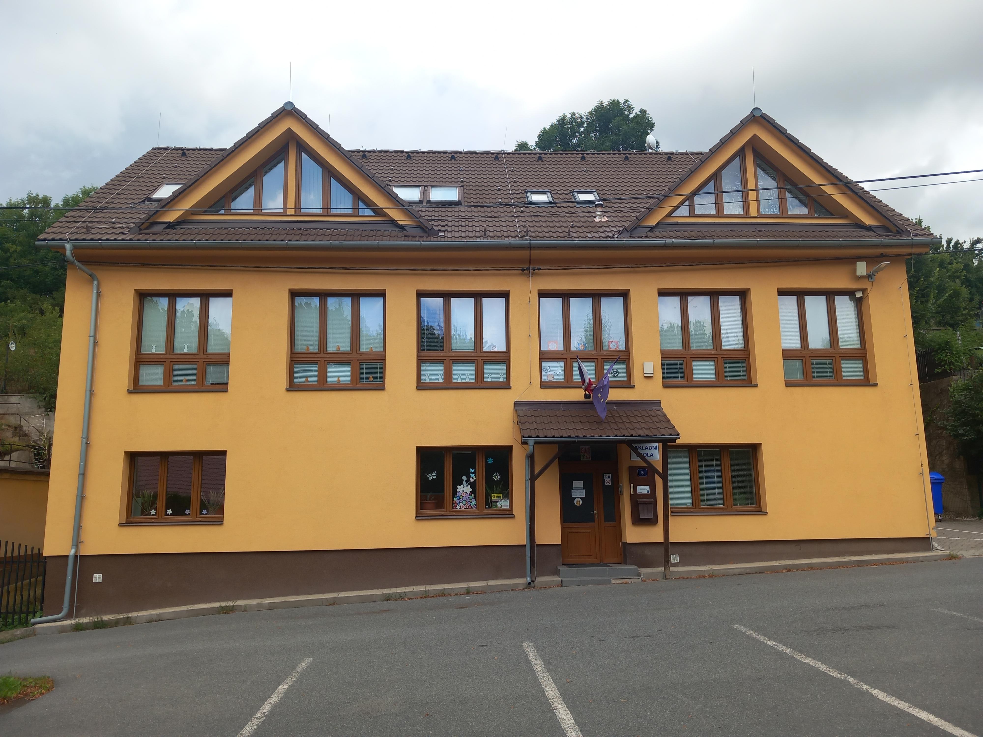 Základní škola a Mateřská škola Ohrobec foto 1