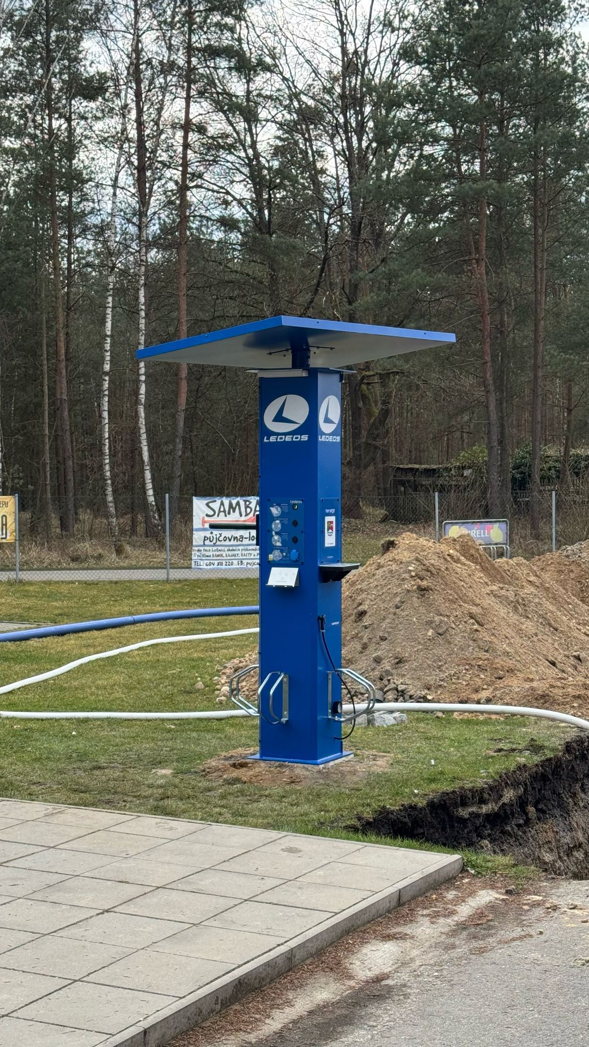 Multifunkční dobíjecí stanice kemp Pohoda foto 2