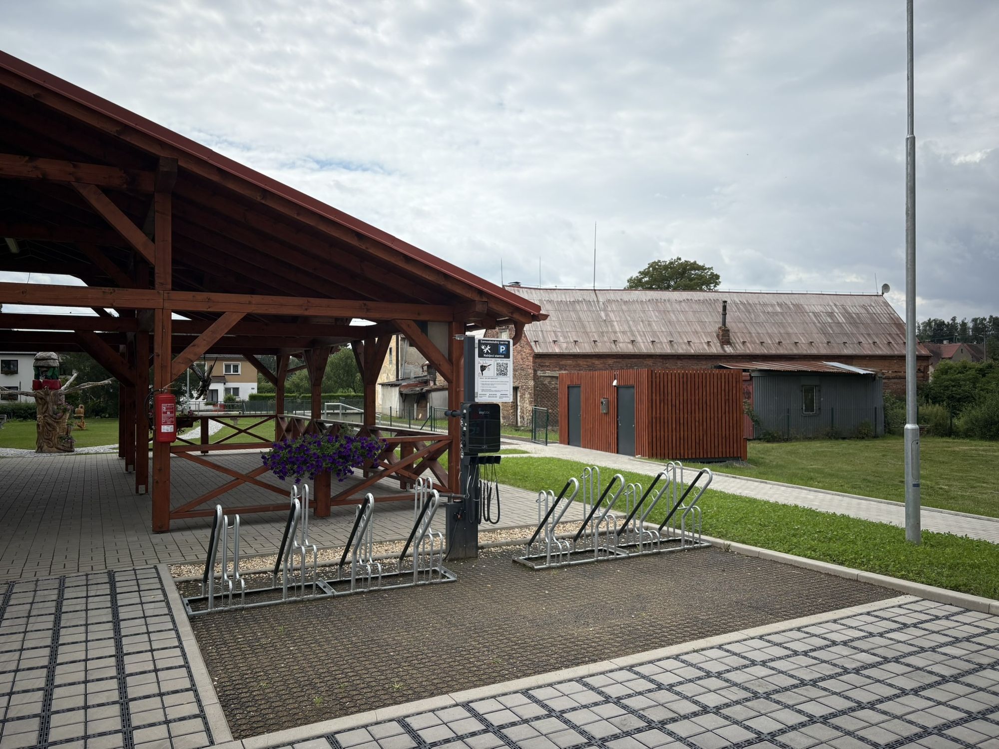 Dobíjecí stanice pro elektrokola u knihovny foto 2