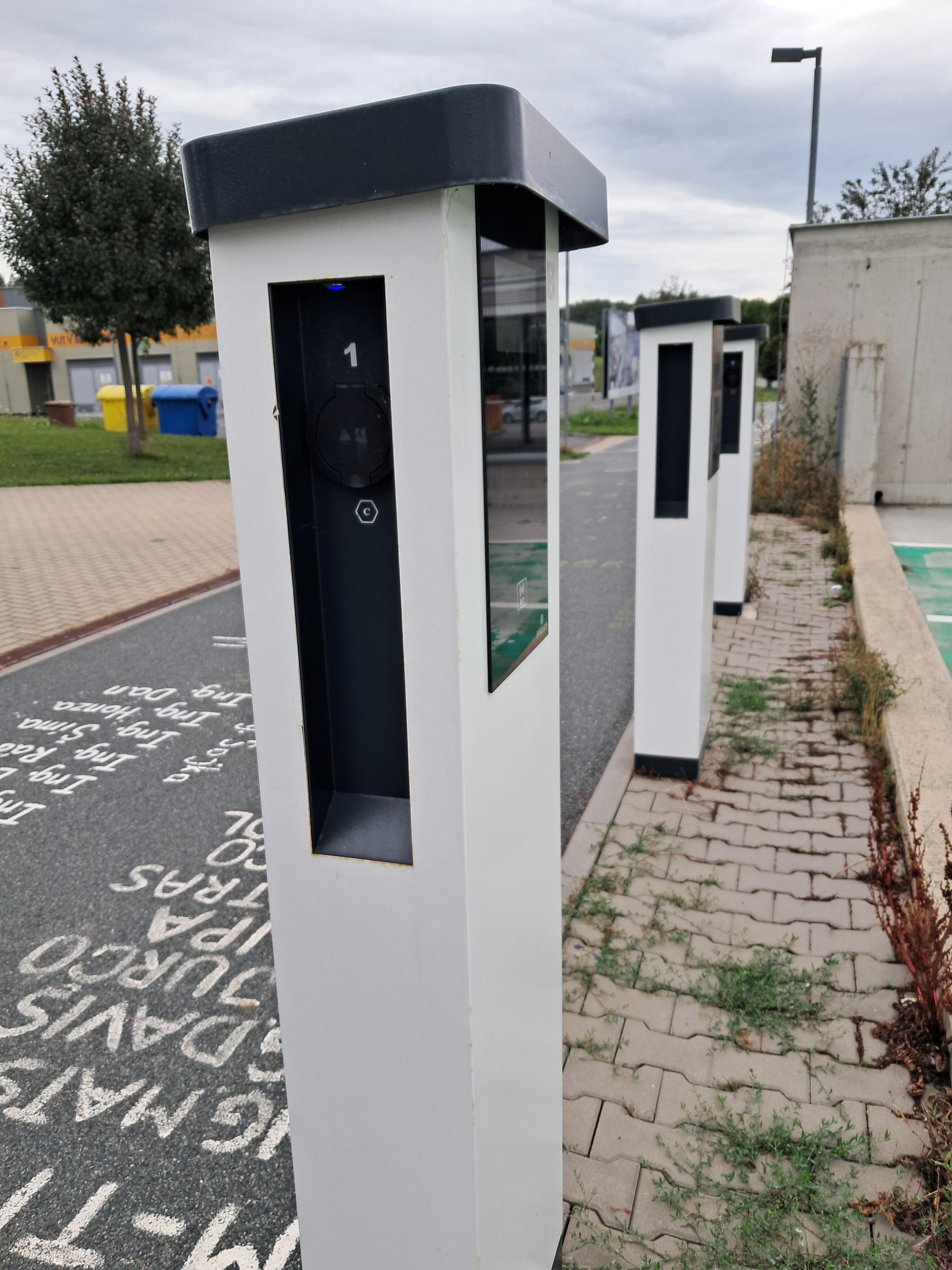 Vysoké učení technické v Brně - nabíjecí stanice foto 3