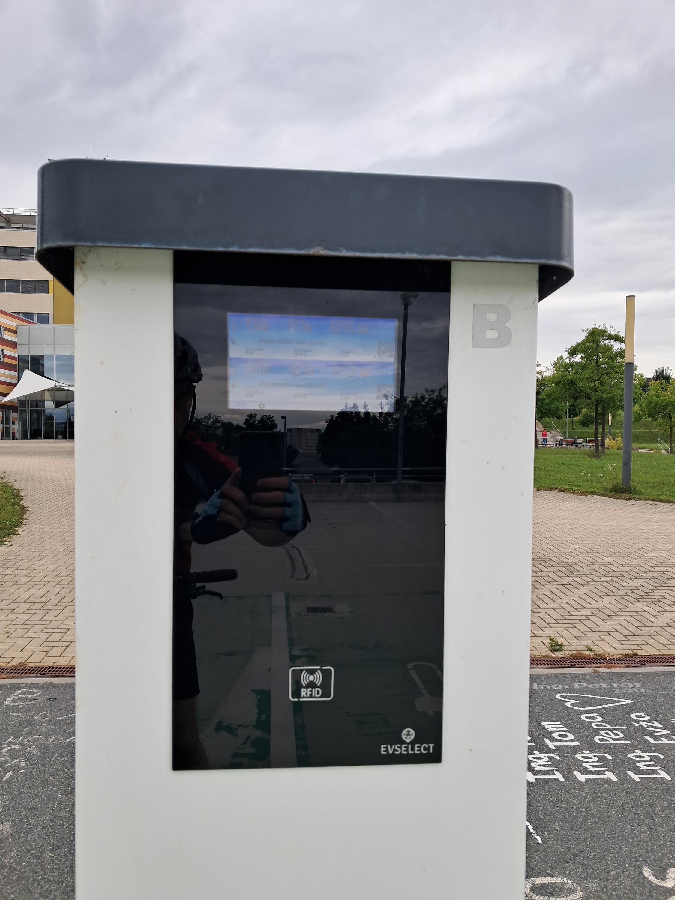 Vysoké učení technické v Brně - nabíjecí stanice foto 2