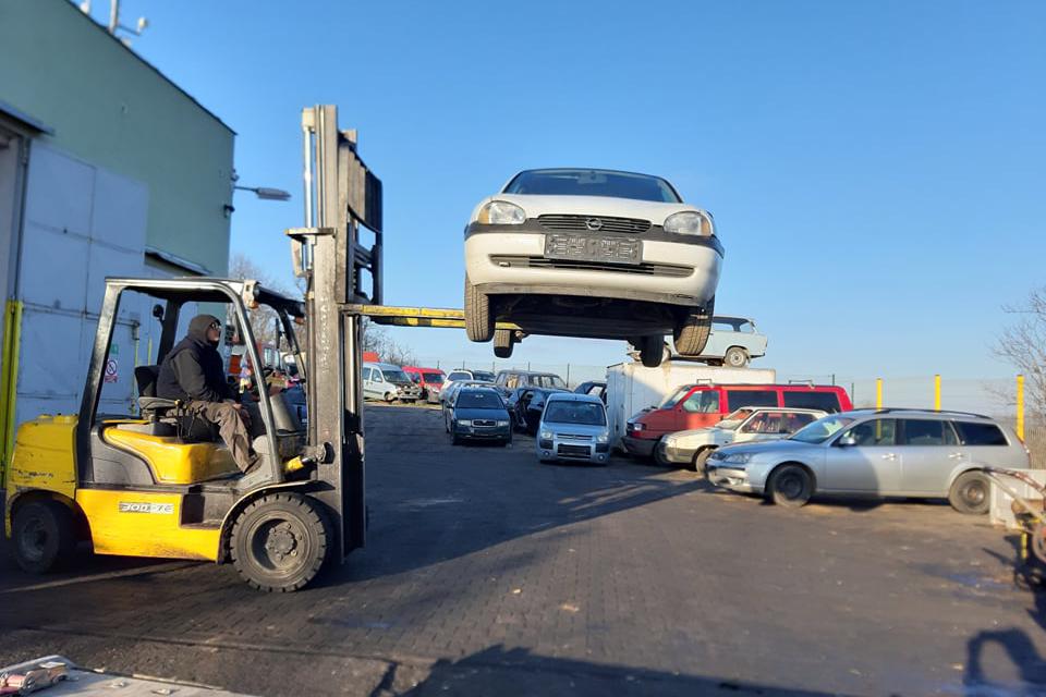 Odtah nepojízdných vozidel na likvidaci.