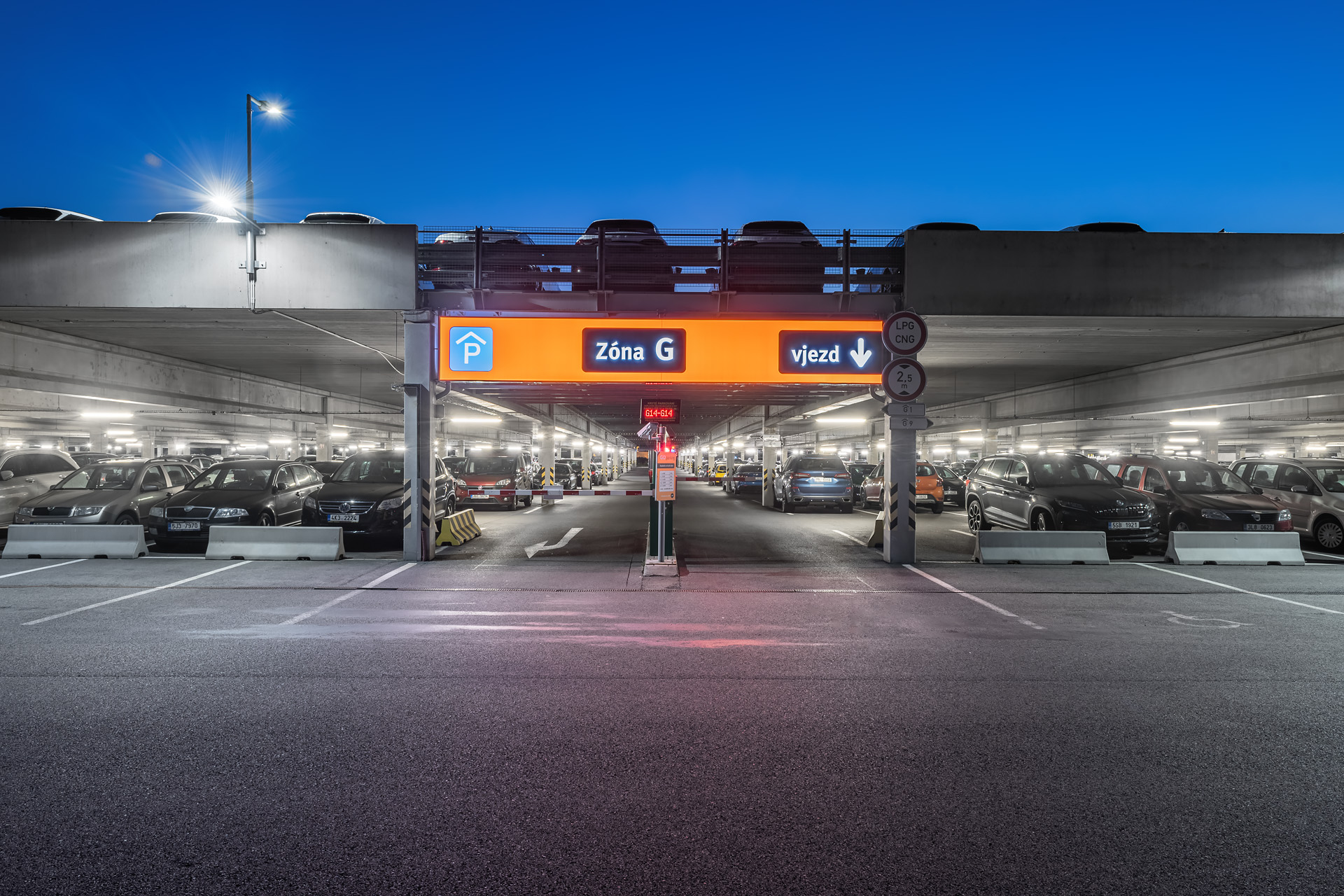 Kryté parkování u letiště