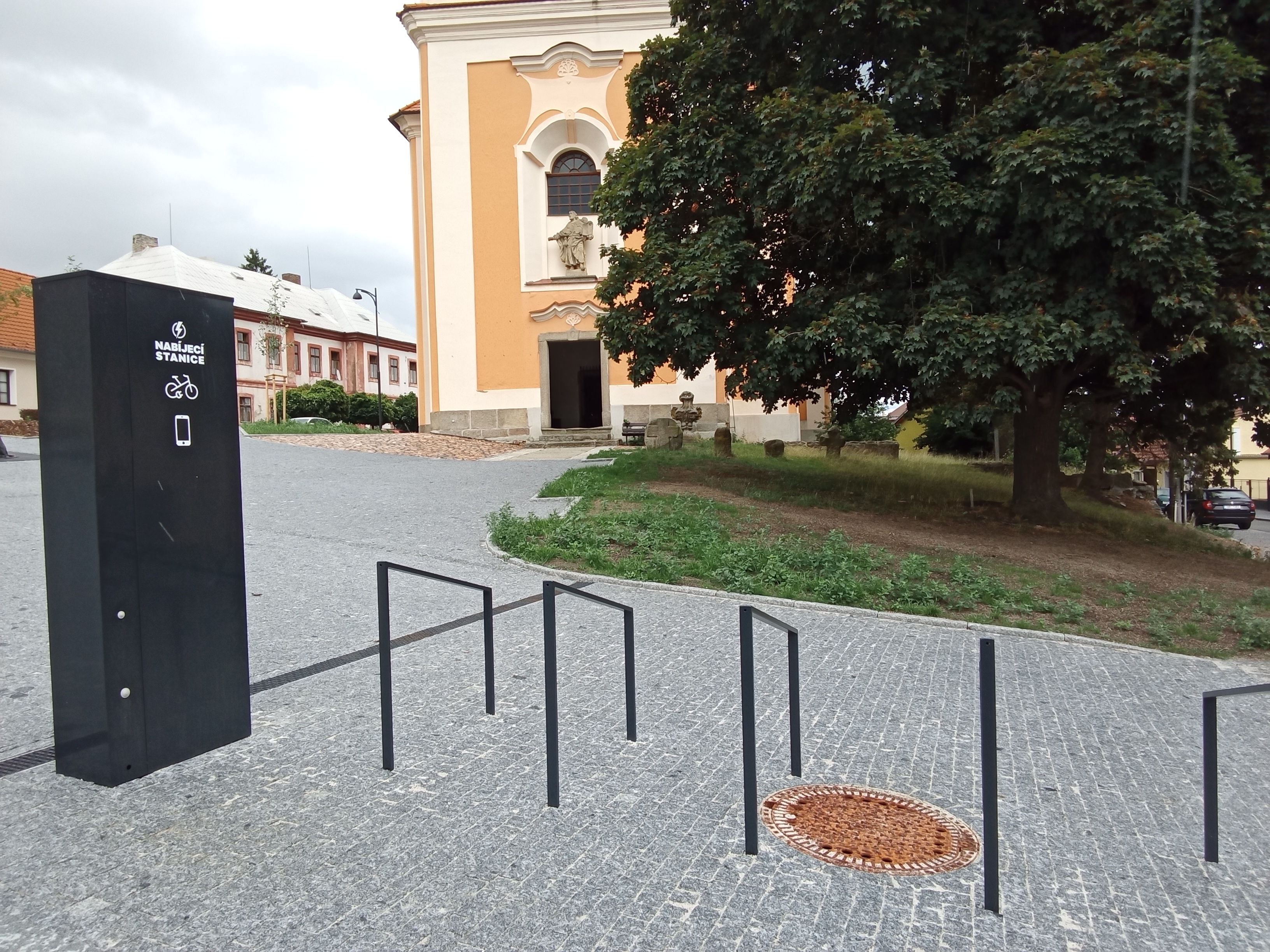 Nabíjecí stanice pro elektrokola a mobilní zařízení foto 3