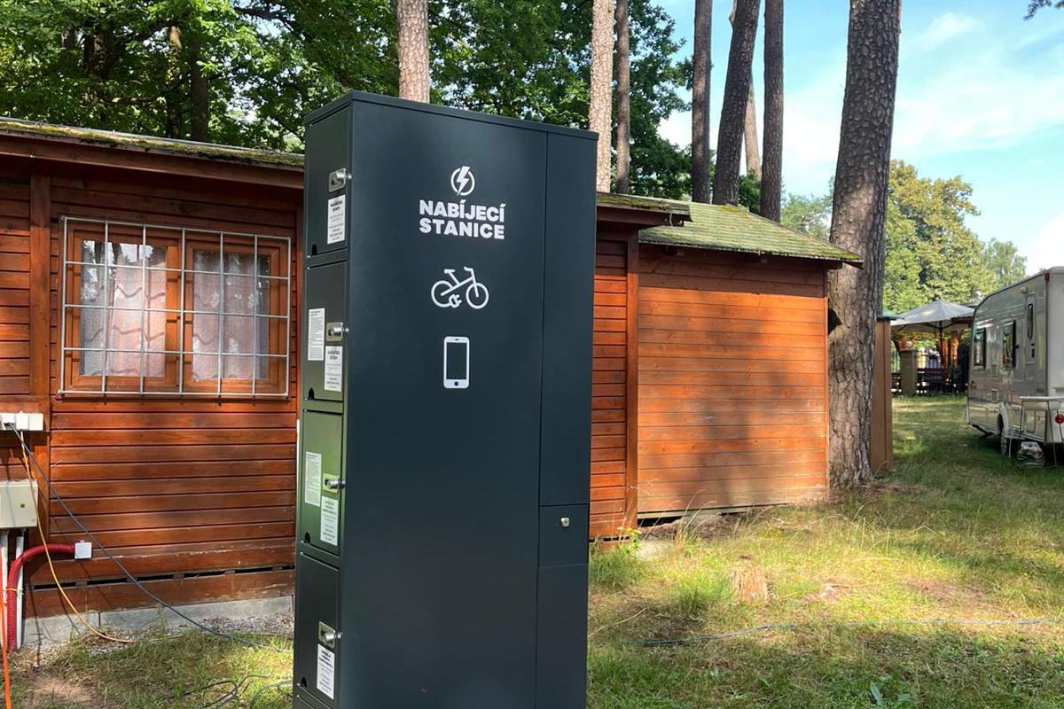 Nabíjecí stanice pro elektrokola a mobilní zařízení Etron Czech