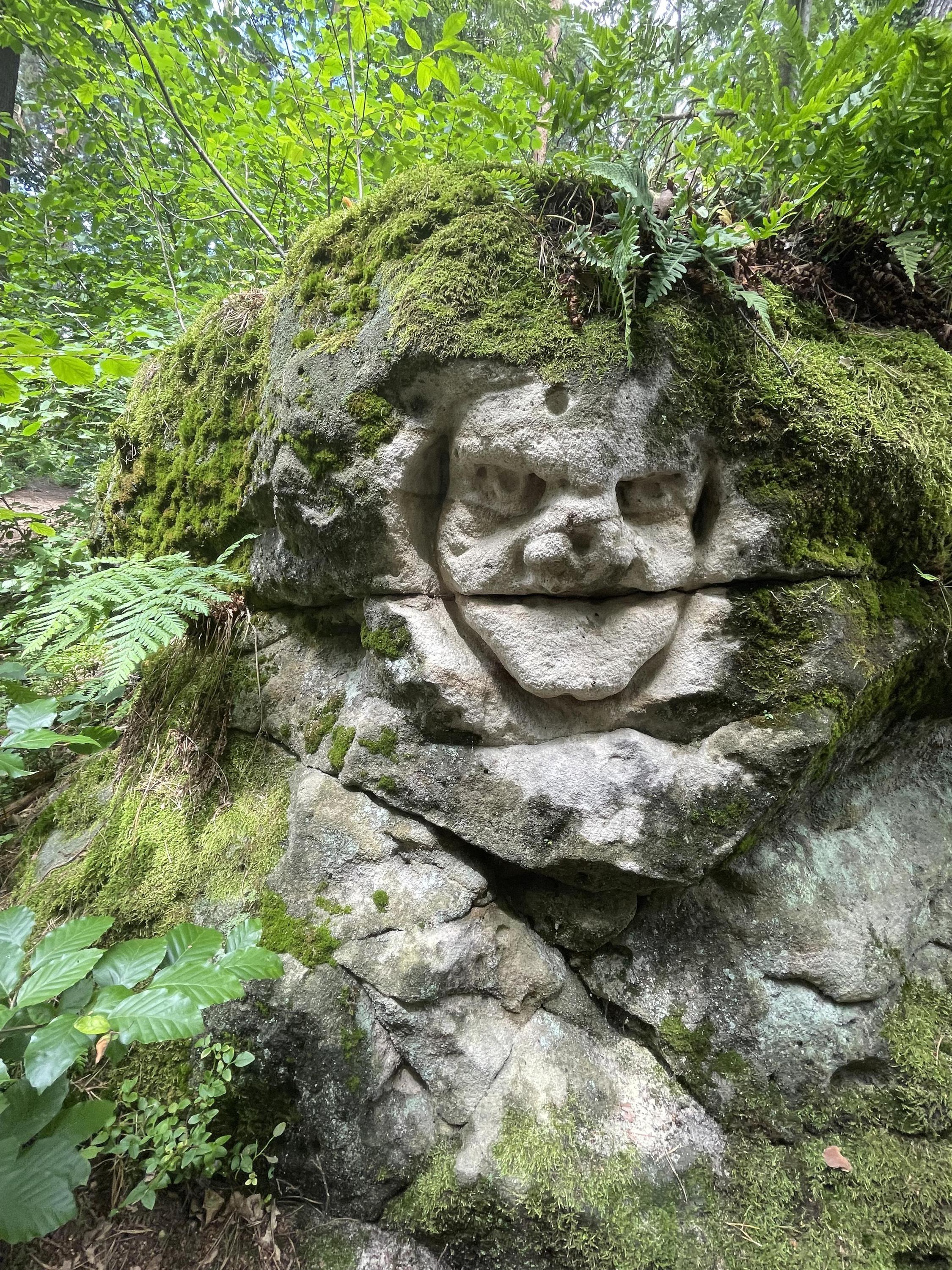 Sochy ve skalách foto 6