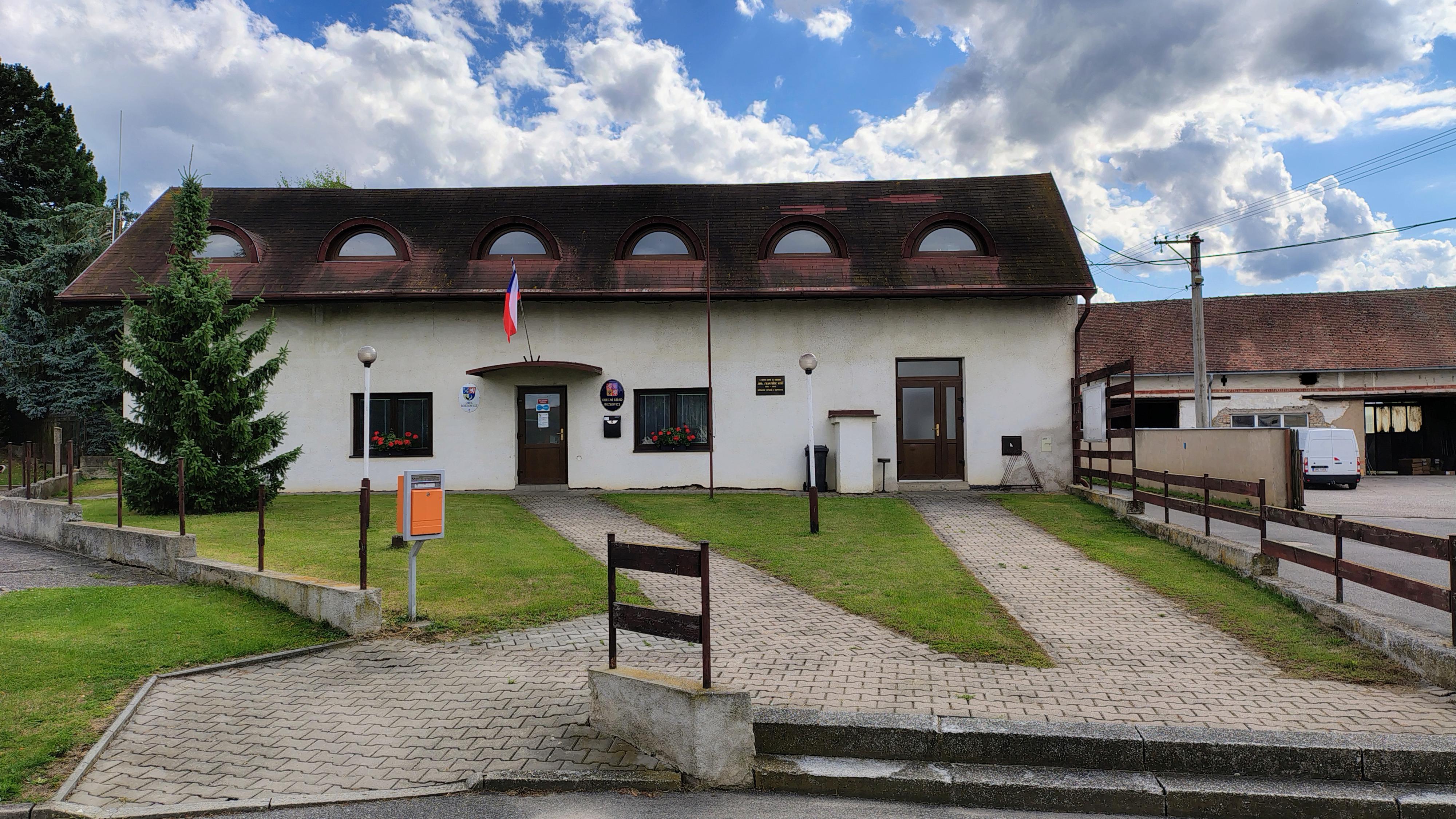 Rozhovice - obecní úřad foto 1