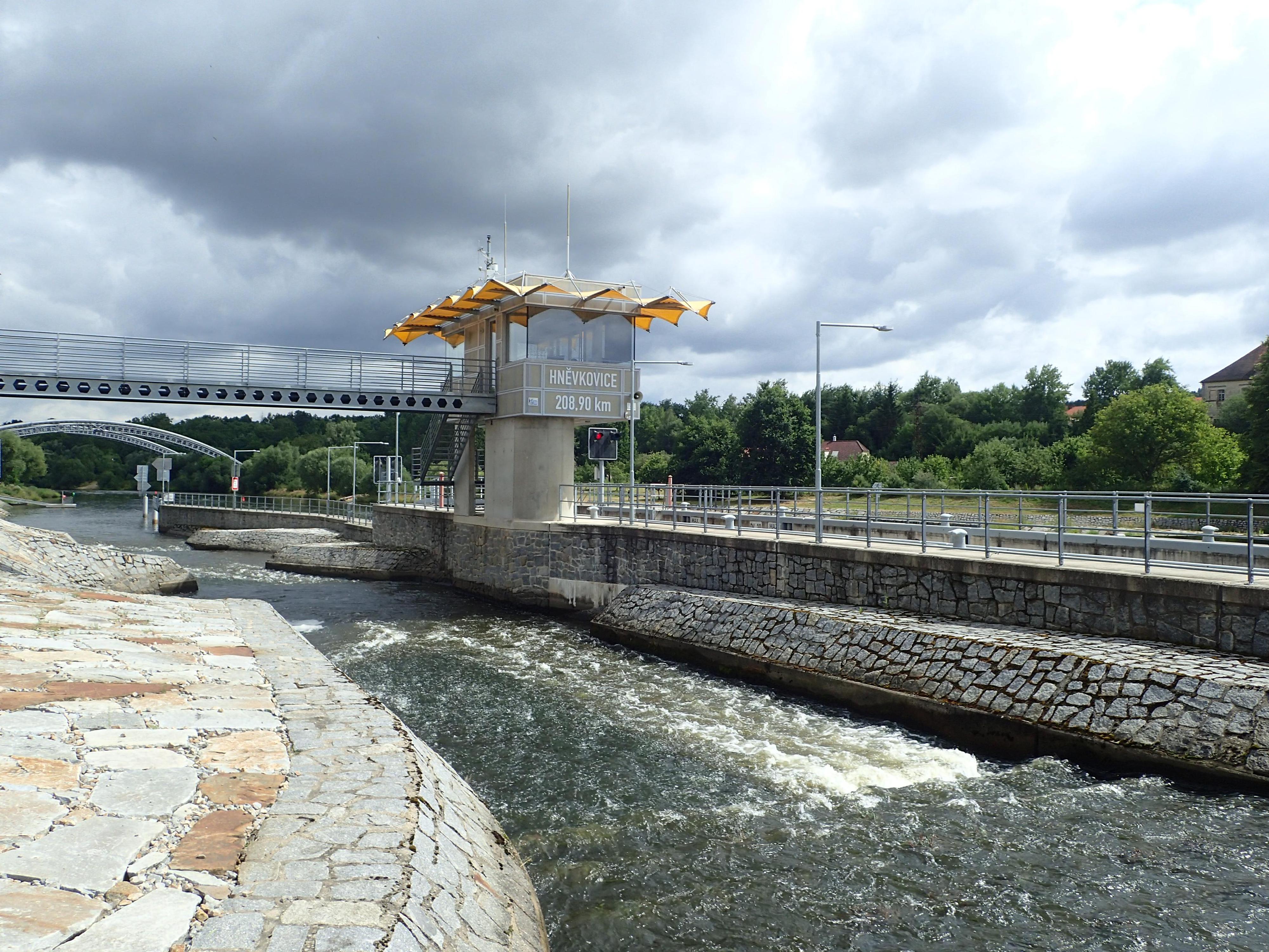 Plavební komora Hněvkovice jez foto 6
