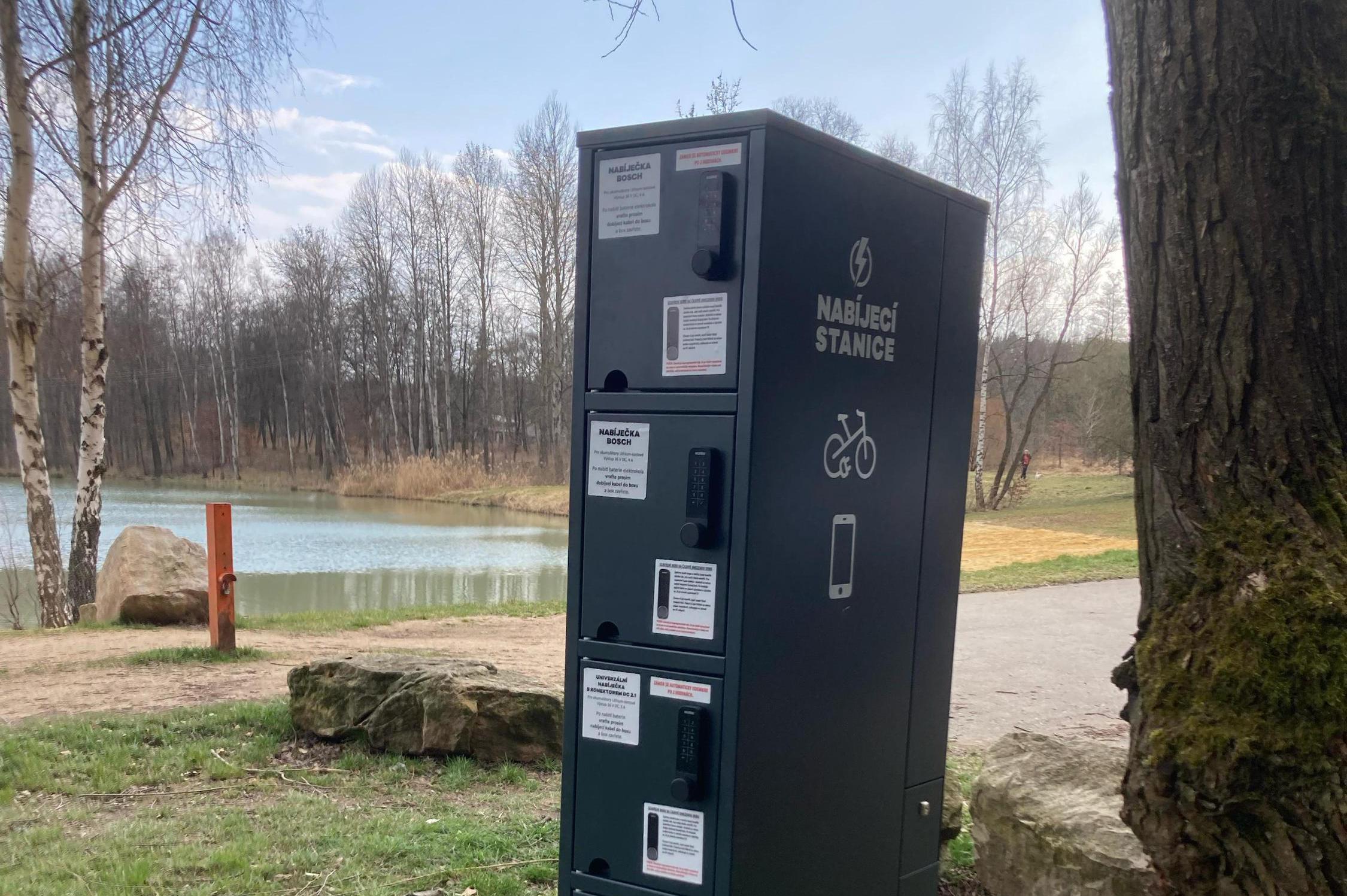 Nabíjecí stanice pro elektrokola a mobilní zařízení