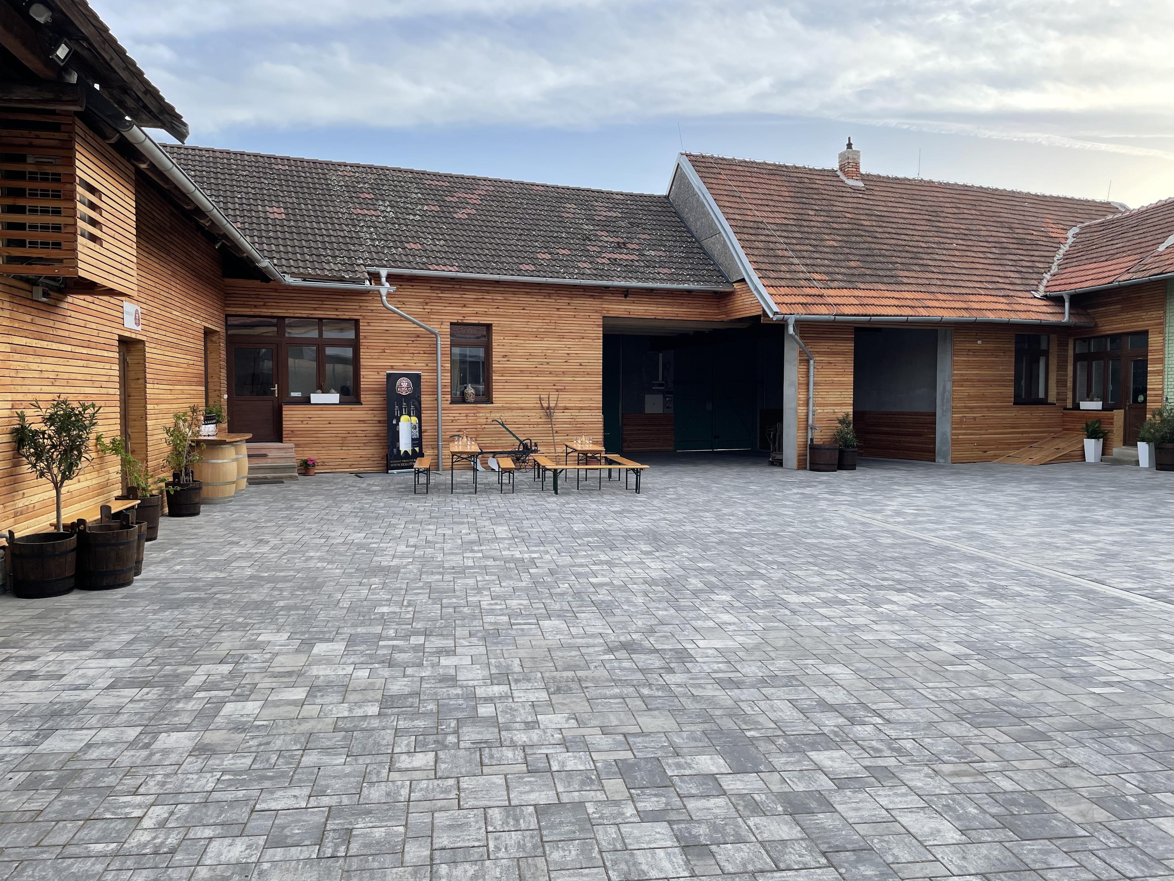 Rodinné vinařství Košut - Vinařský statek foto 6