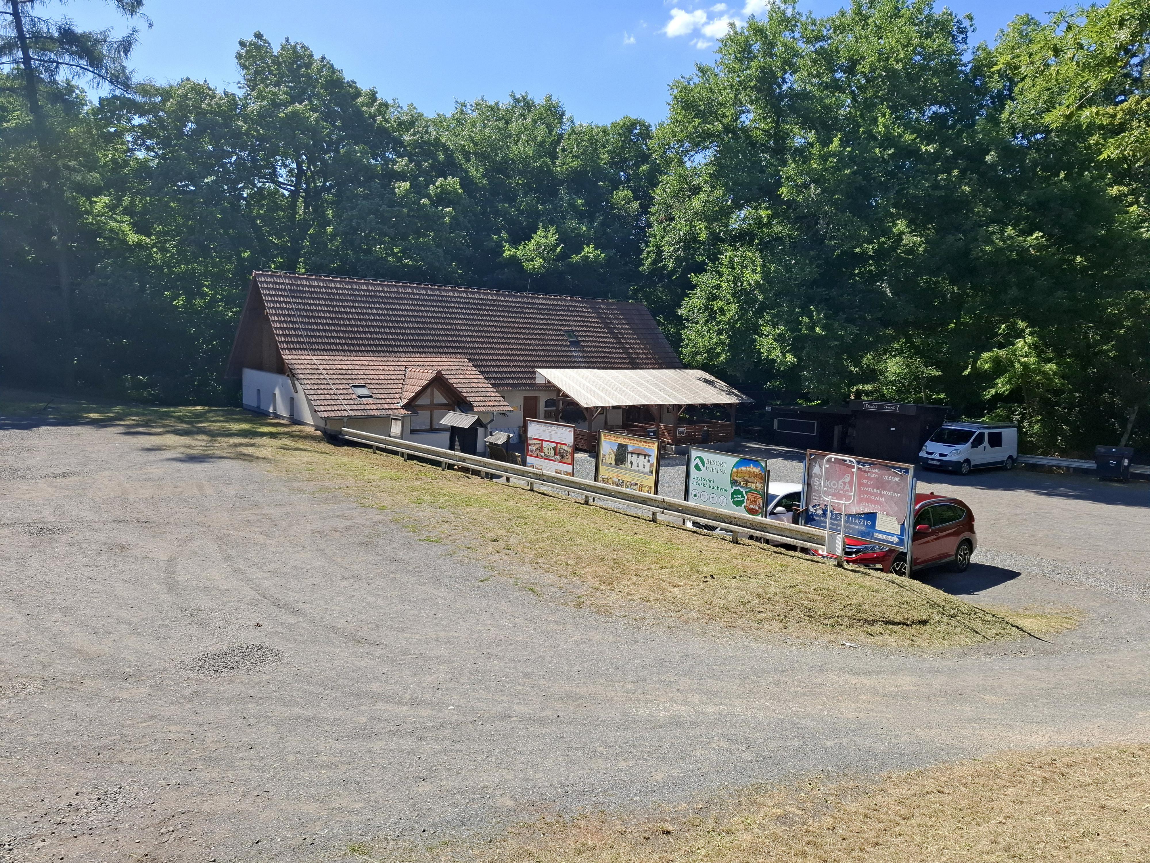 Restaurace na parkovišti foto 6