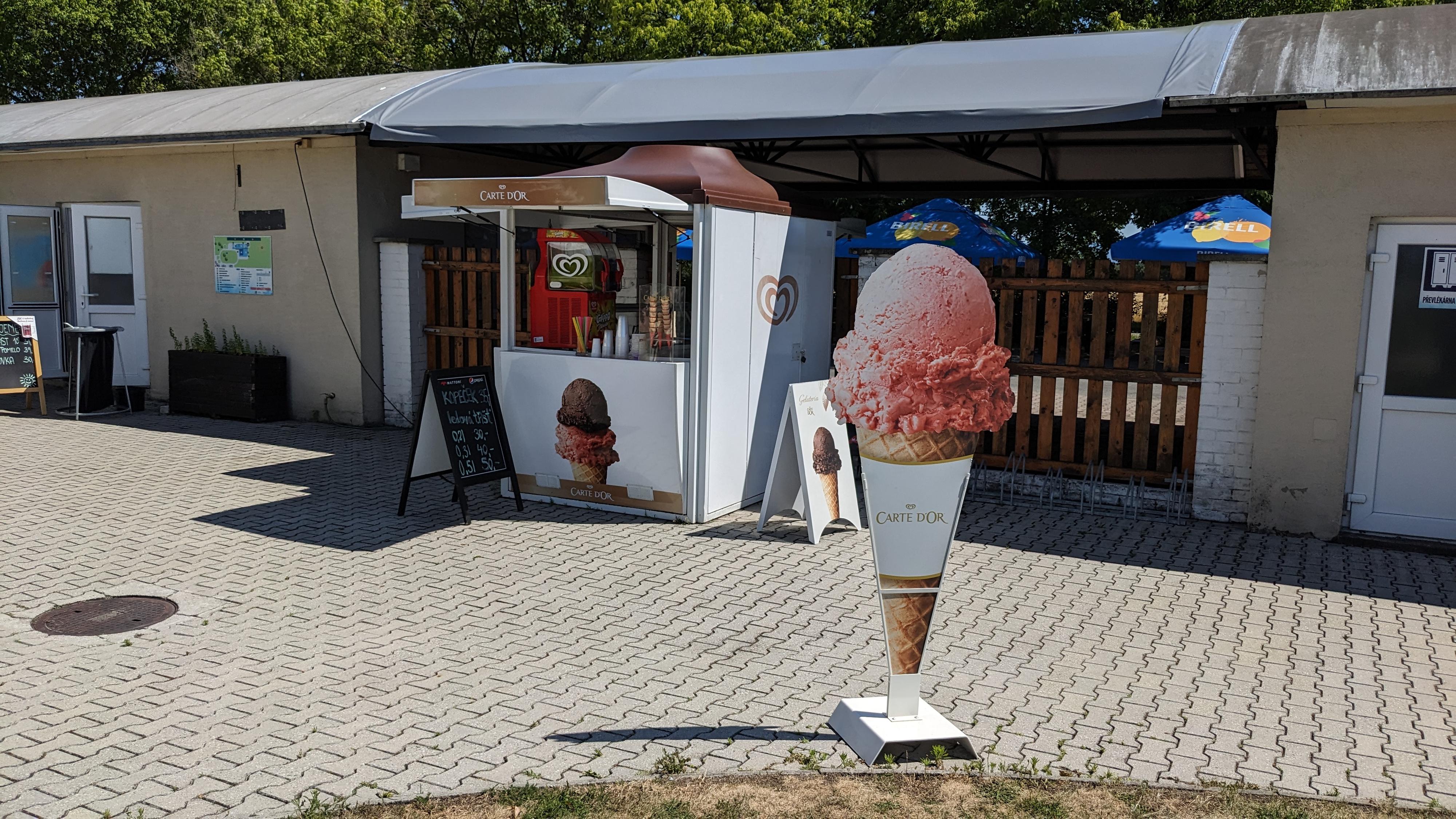 Zmrzlinový stánek na koupališti foto 1