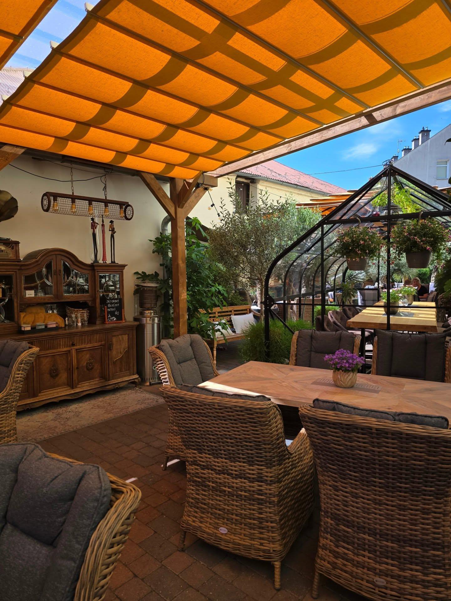 Restaurace a kavárna Dvorek foto 3