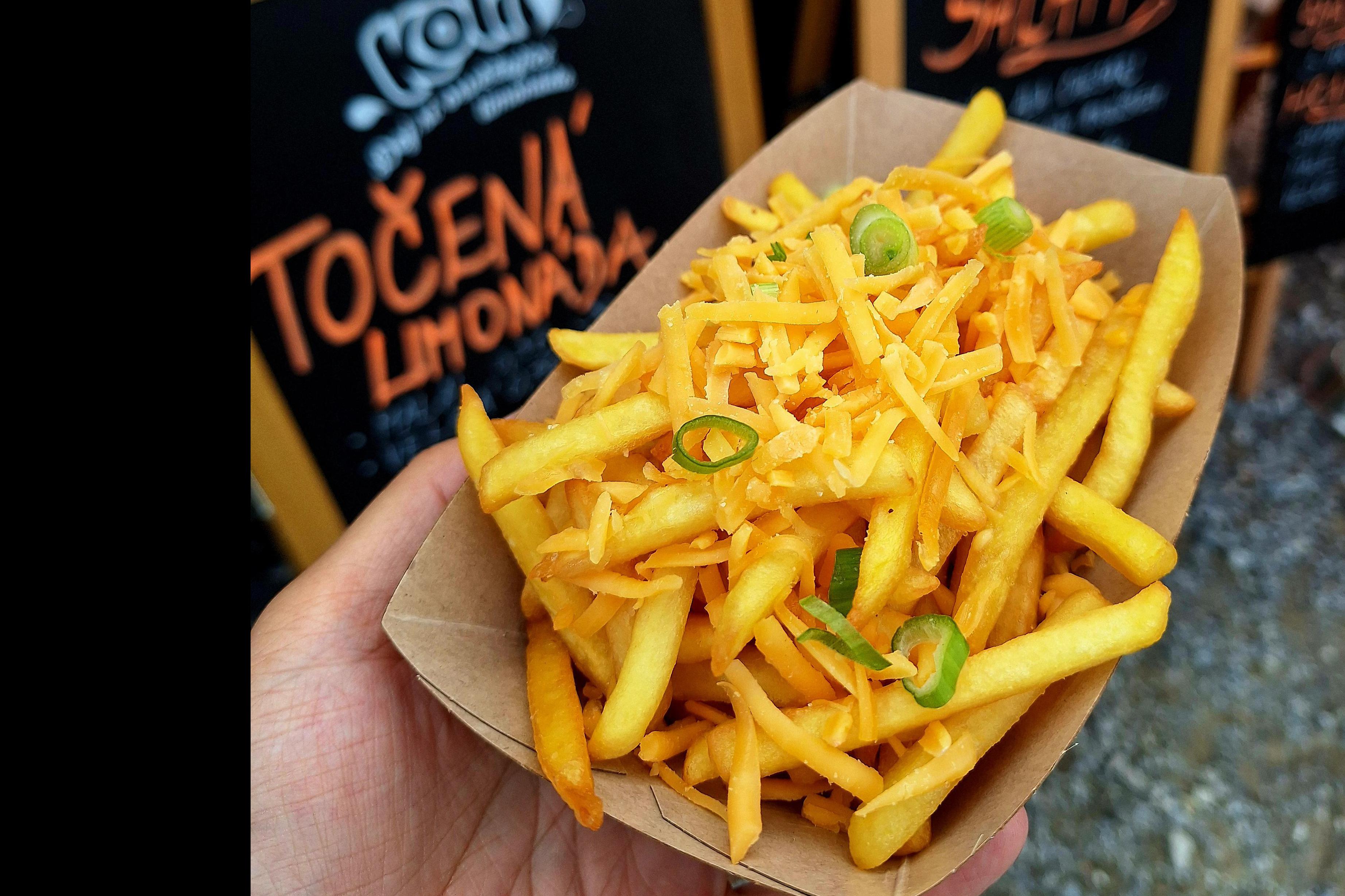 Hranolky s cheddarem