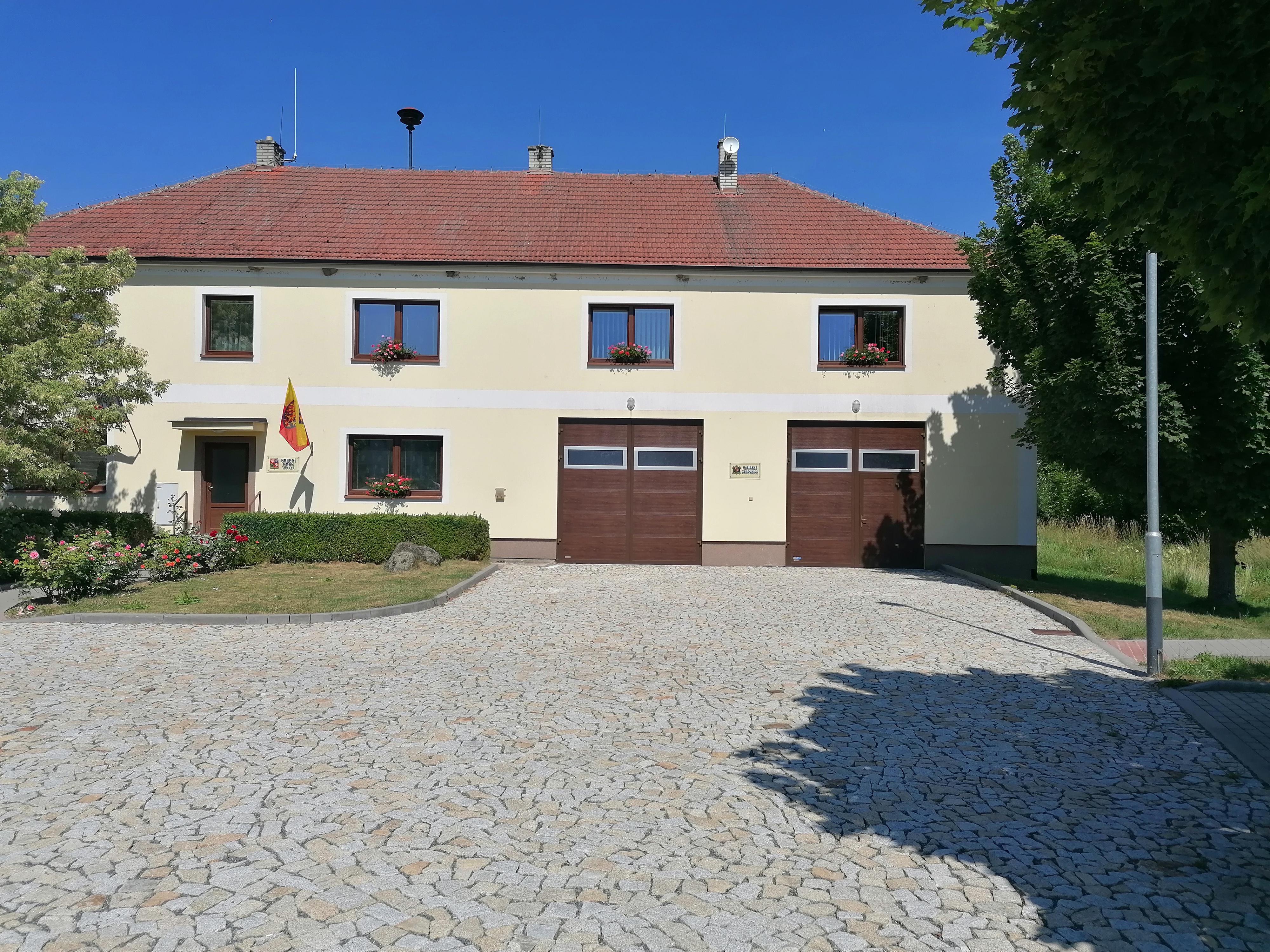 Trnava - obecní úřad foto 2