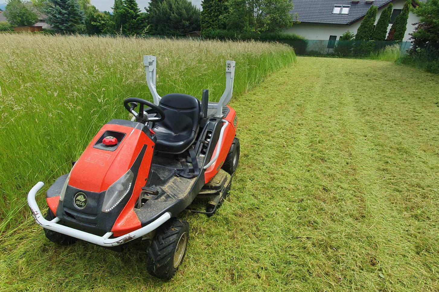 Sekání přerostlé trávy a keřových náletů