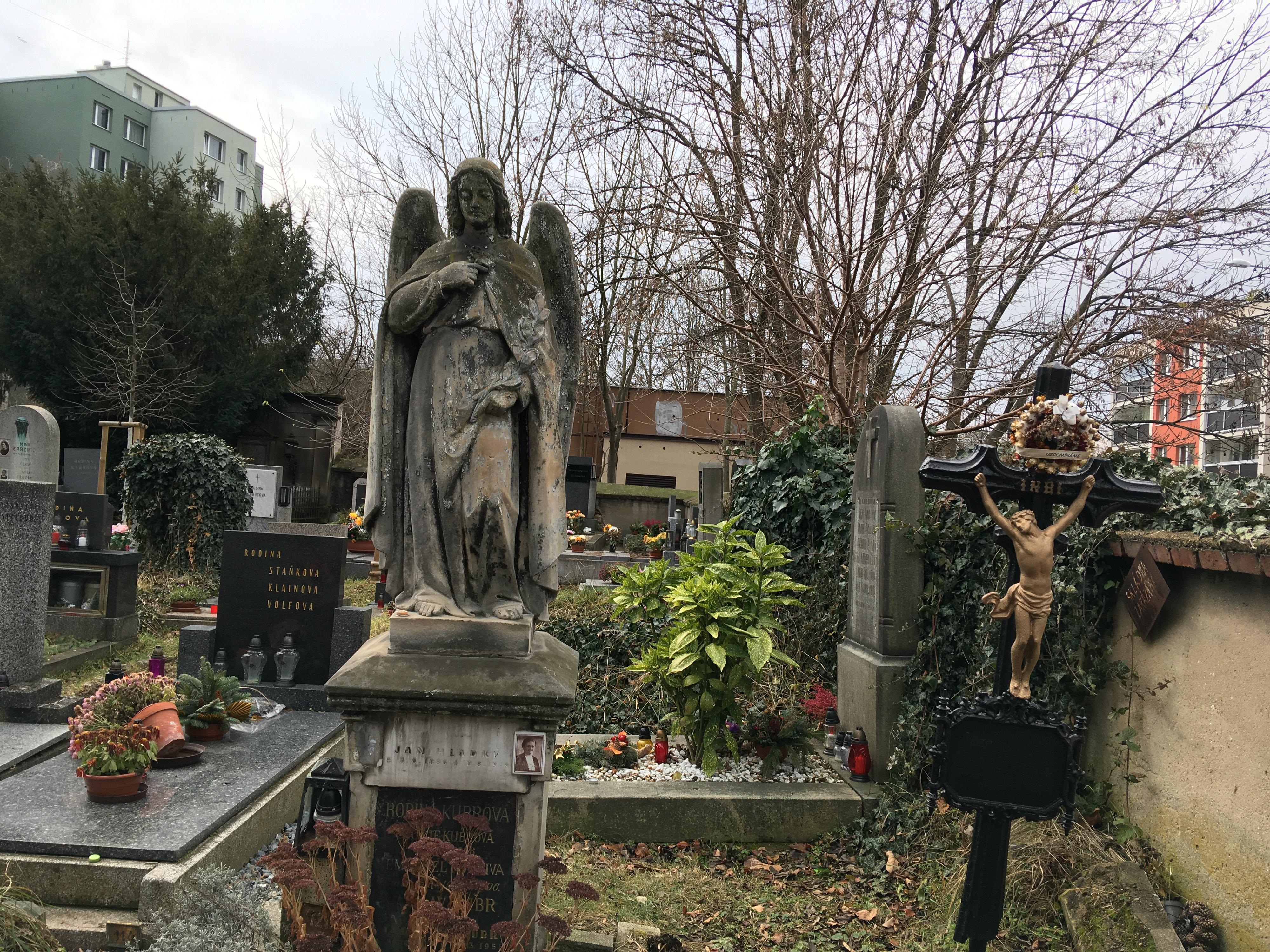 Bohnický hřbitov - Hřbitovy a pohřební služby hl. m. Prahy foto 3