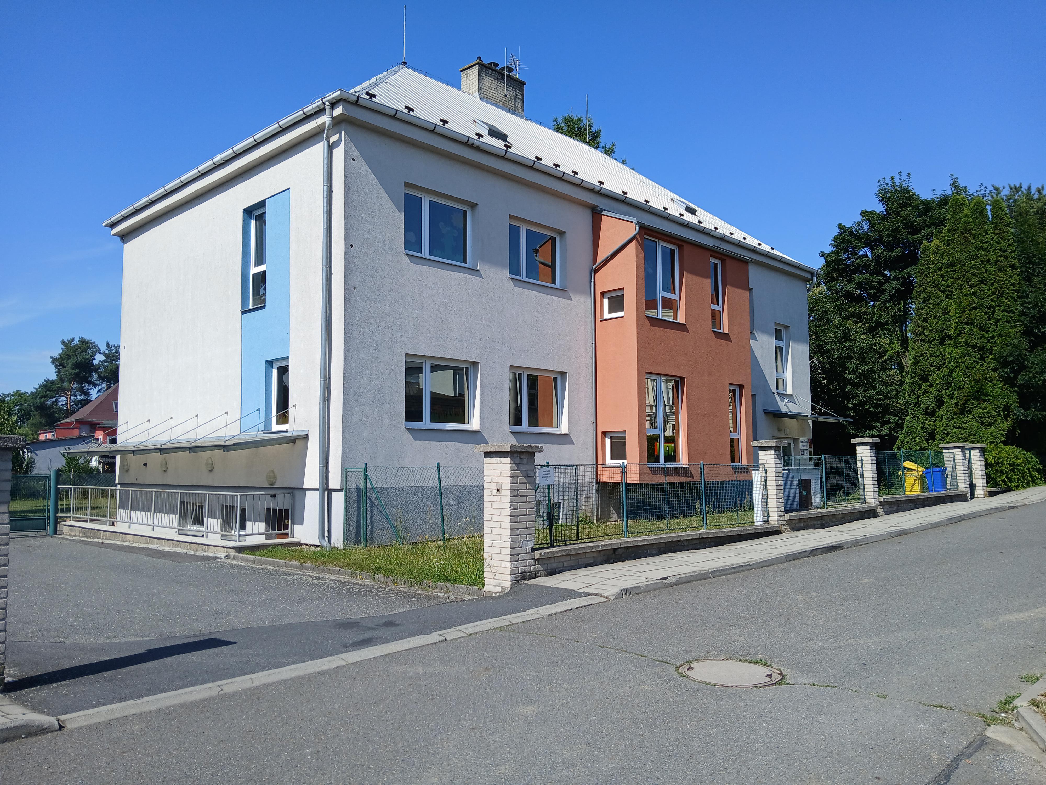 MŠ Šternberk, U dráhy foto 2