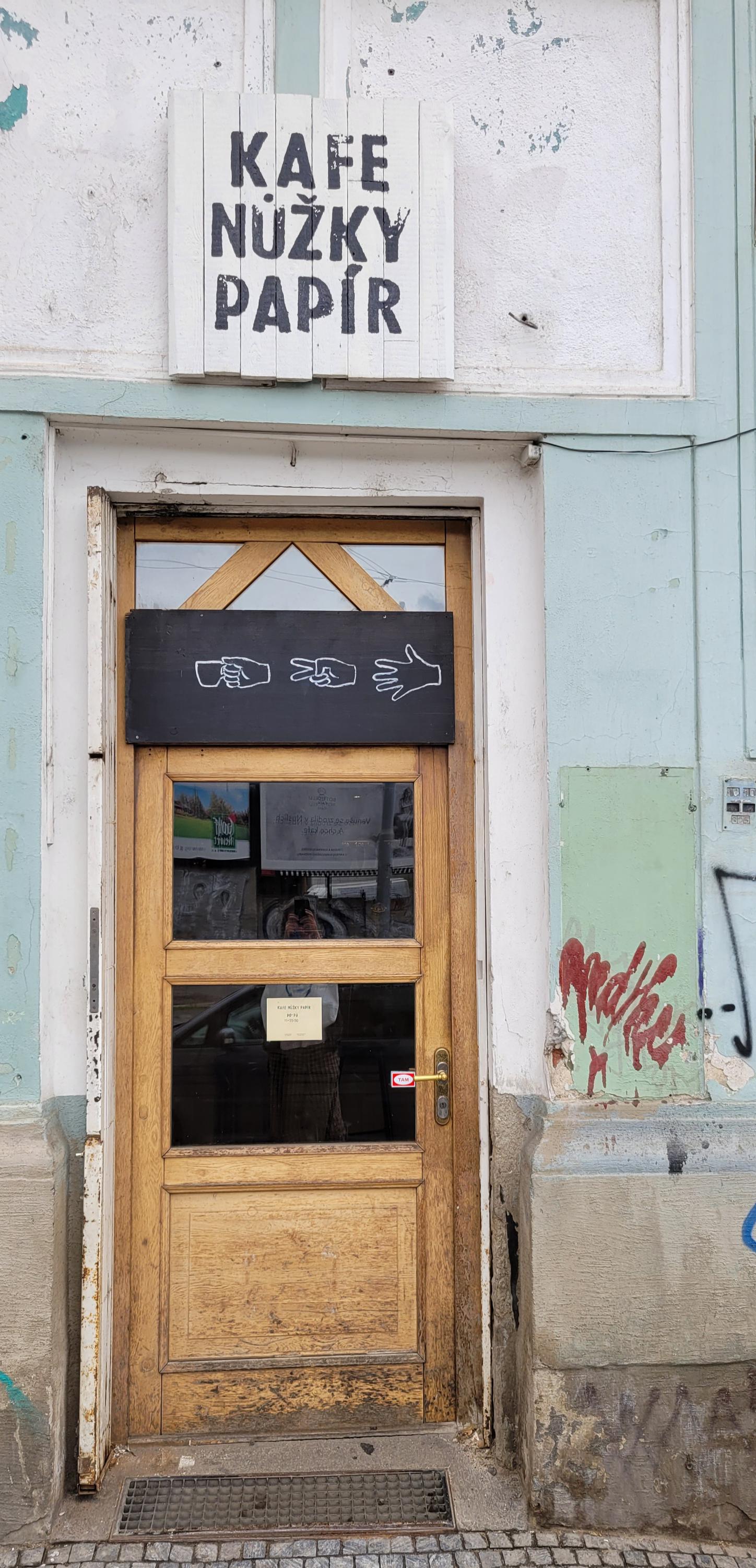 KAFE NŮŽKY PAPÍR foto 4