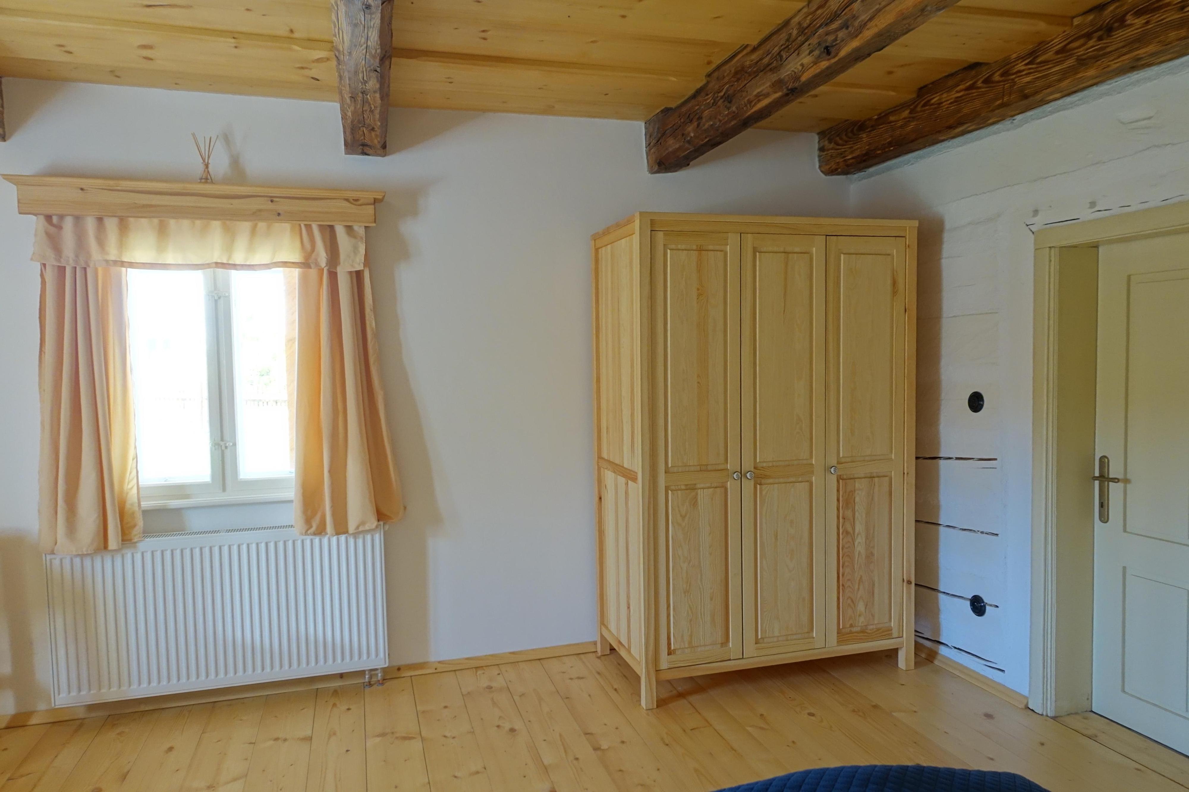 Roubenka u kostela foto 3