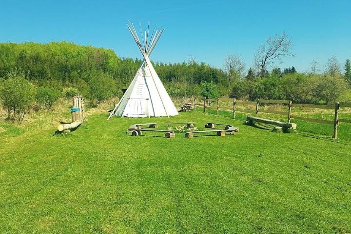 Teepee na louce
