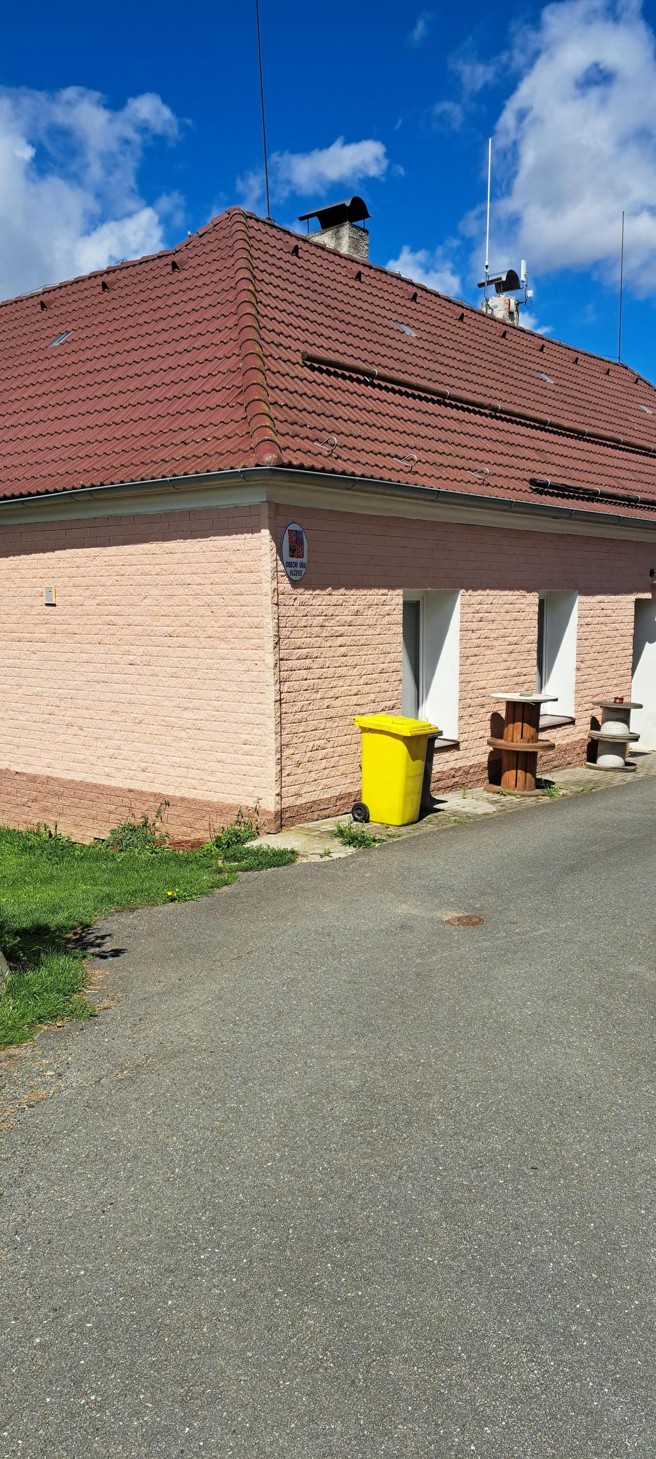 Vlčeves - obecní úřad foto 2